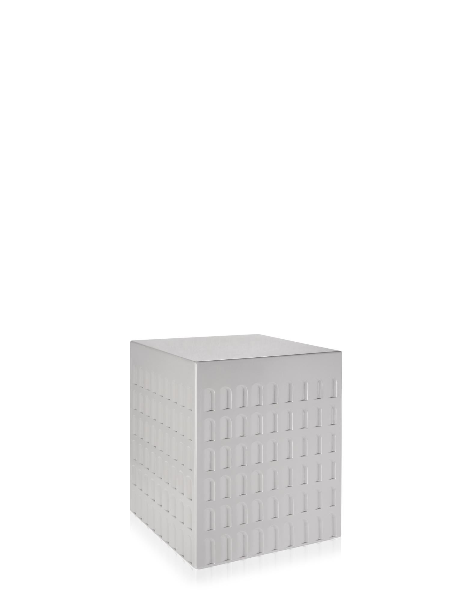 Le tabouret EUR de Fabio est un cube imprimé de formes et de géométries inspirées, à l'échelle, de l'architecture rationaliste italienne des années 1930 et 1940. Le tabouret peut être polyvalent en tant que siège ou support et s'adapte à une variété