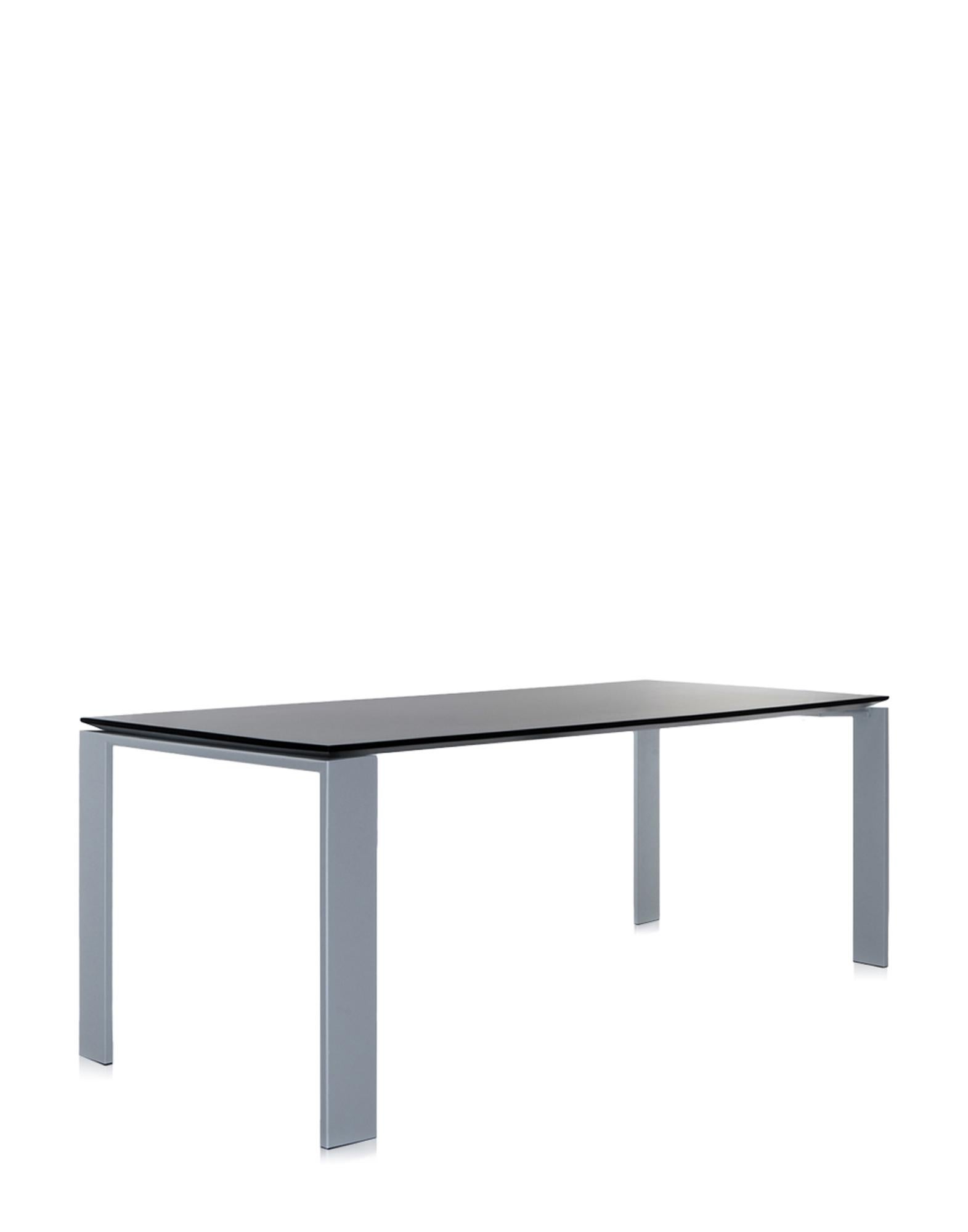Cette table fonctionnelle et raffinée présente également un design géométrique strict. Grâce à l'élégante solution de design, la position du plateau mince de la table permet de placer facilement des tiroirs ou des meubles de rangement pour le