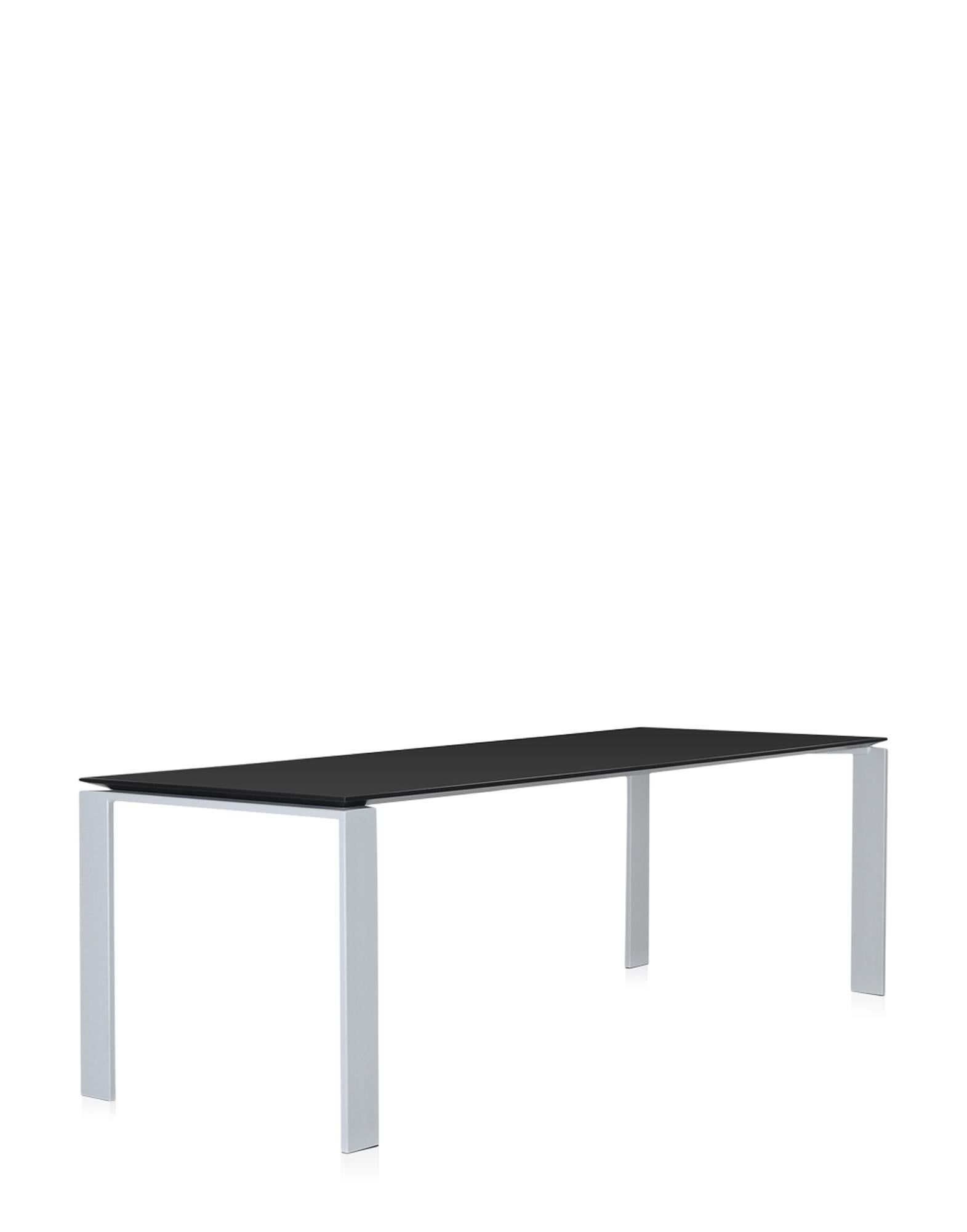 Cette table fonctionnelle et raffinée présente également un design géométrique strict. Grâce à l'élégante solution de design, la position du plateau mince permet de positionner facilement des tiroirs ou des meubles de rangement pour le matériel