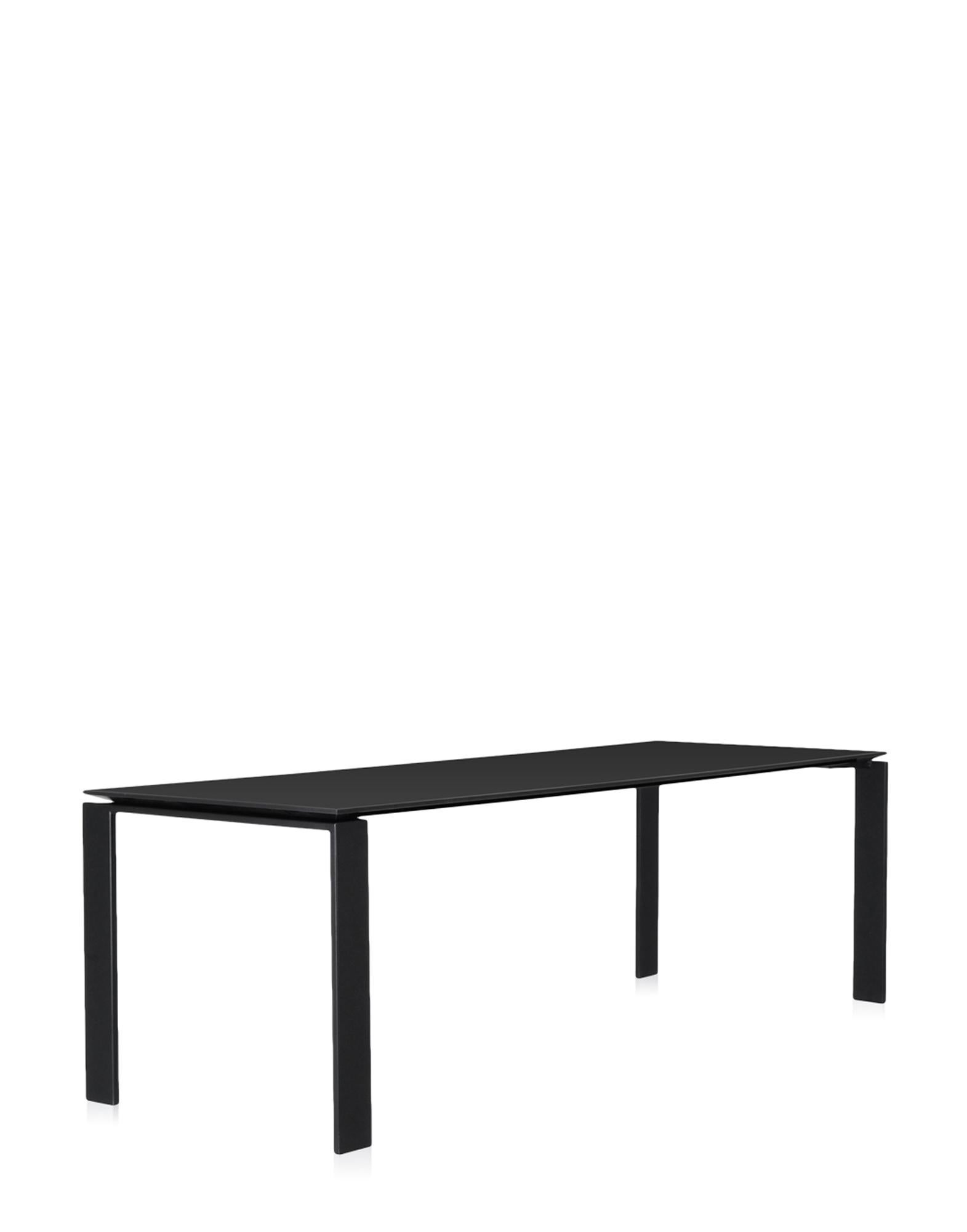 Cette table fonctionnelle et raffinée présente également un design géométrique strict. Grâce à l'élégante solution de design, la position du plateau mince de la table permet de placer facilement des tiroirs ou des meubles de rangement pour le