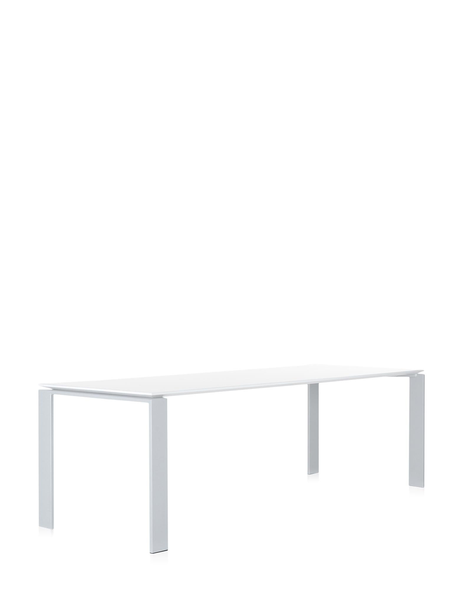 Cette table fonctionnelle et raffinée présente également un design géométrique strict. Grâce à l'élégante solution de design, la position du plateau mince permet de positionner facilement des tiroirs ou des meubles de rangement pour le matériel