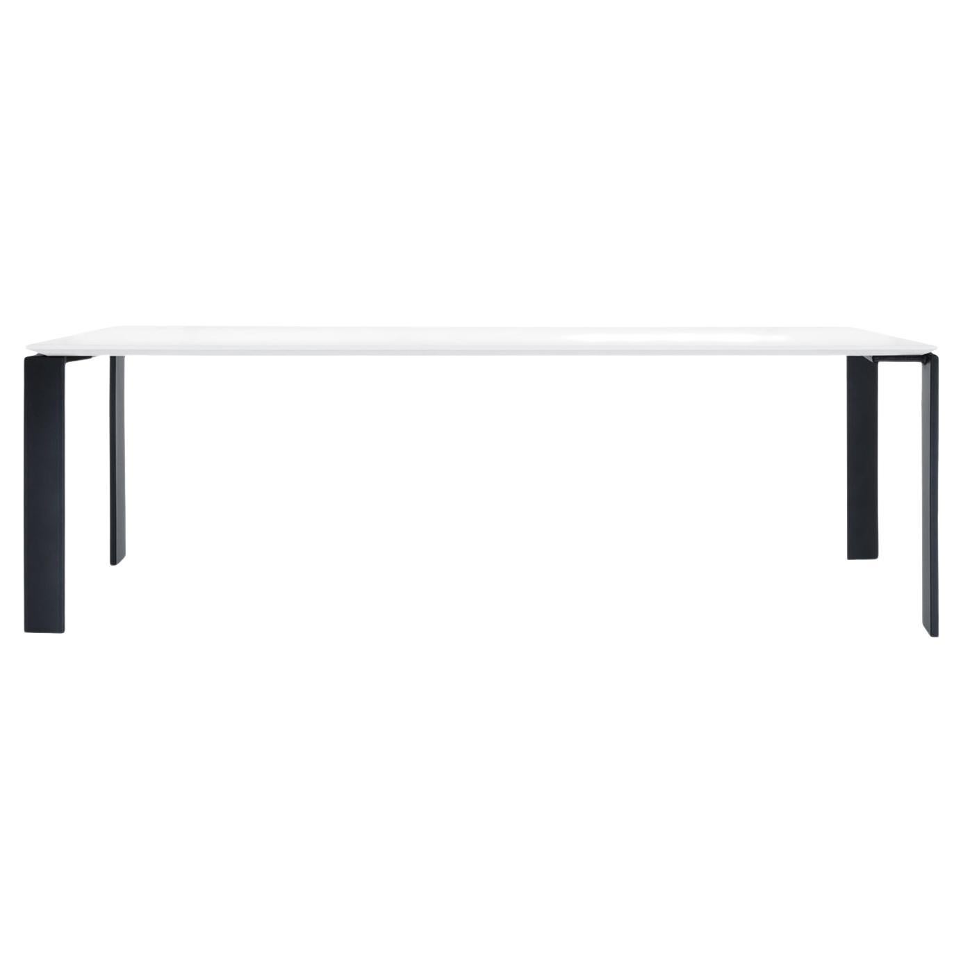 Quatre tables Kartell Soft Touch blanches et noires de Ferruccio Laviani