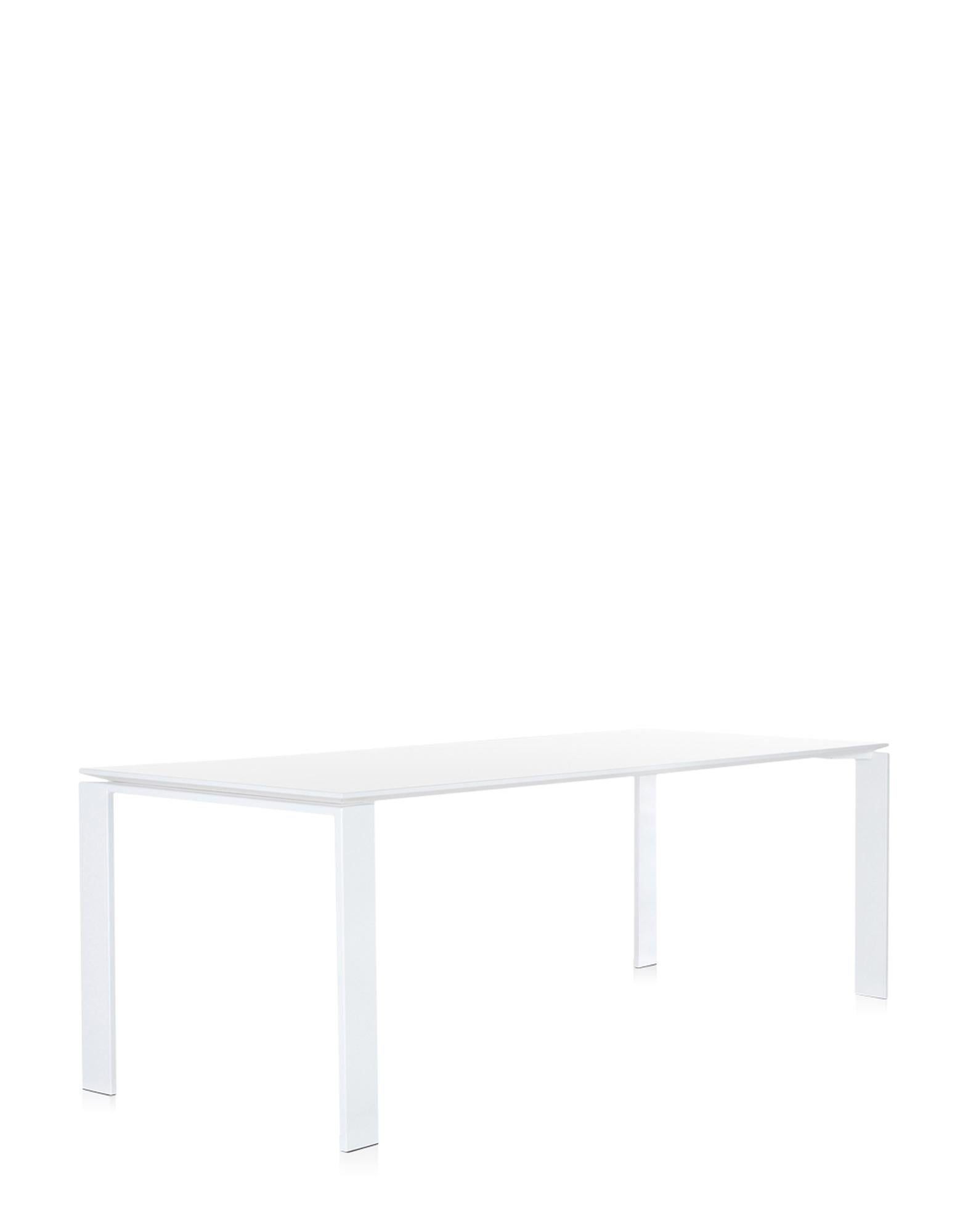 Cette table fonctionnelle et raffinée présente également un design géométrique strict. Grâce à l'élégante solution de design, la position du plateau mince permet de positionner facilement des tiroirs ou des meubles de rangement pour le matériel