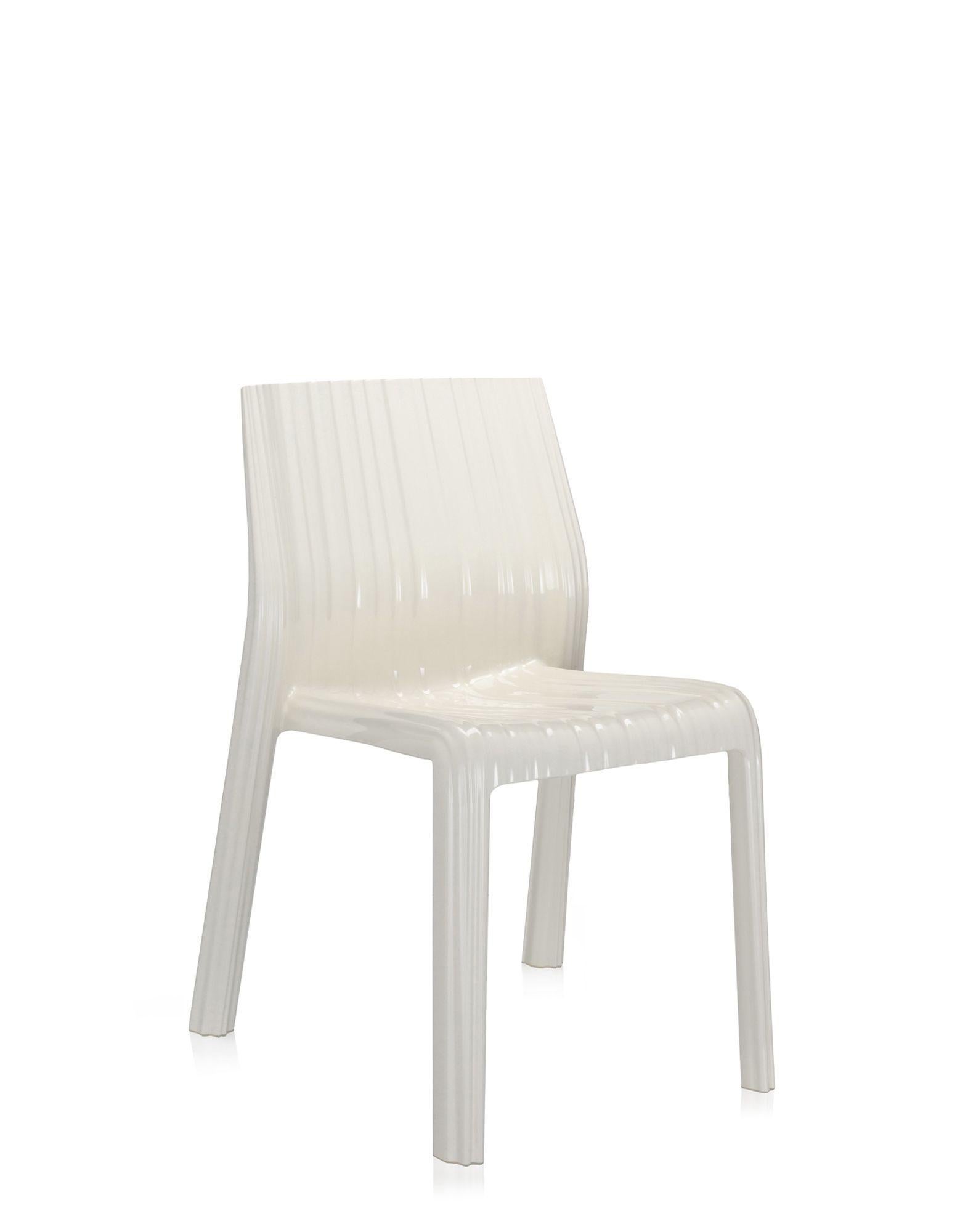 The wavy effect covering the entire structure gives this chair a light and soft look, like pleated fabric, for a sensual, fun and feminine optical effect.

Available in crystal and glossy white.