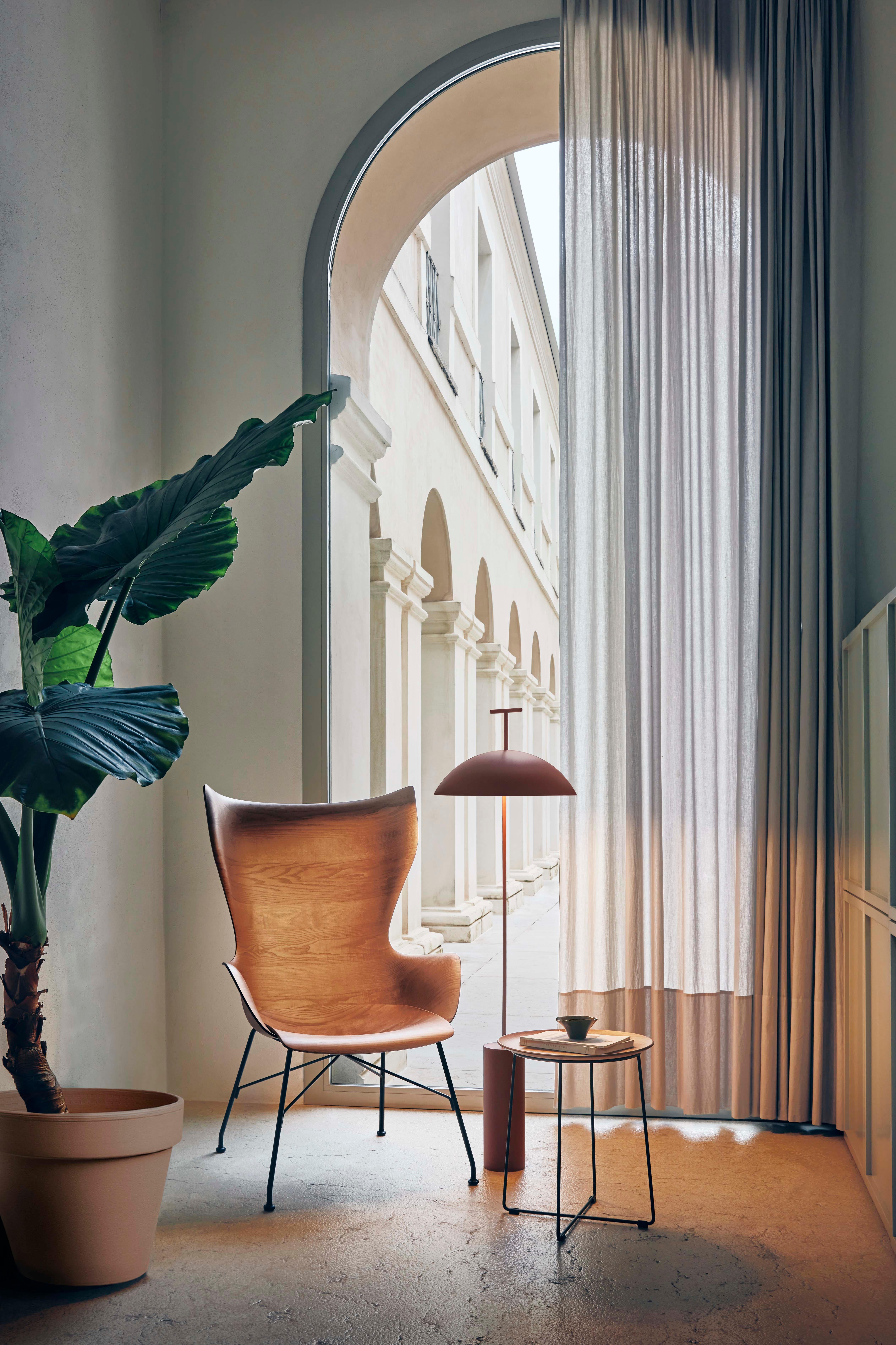 Geen-a es la primera lámpara de lectura de Kartell, que completa la gama de iluminación de la marca con un producto diseñado para este fin específico. Las líneas sencillas ocultan un verdadero sentido de la actitud, mientras que la forma limpia -sin