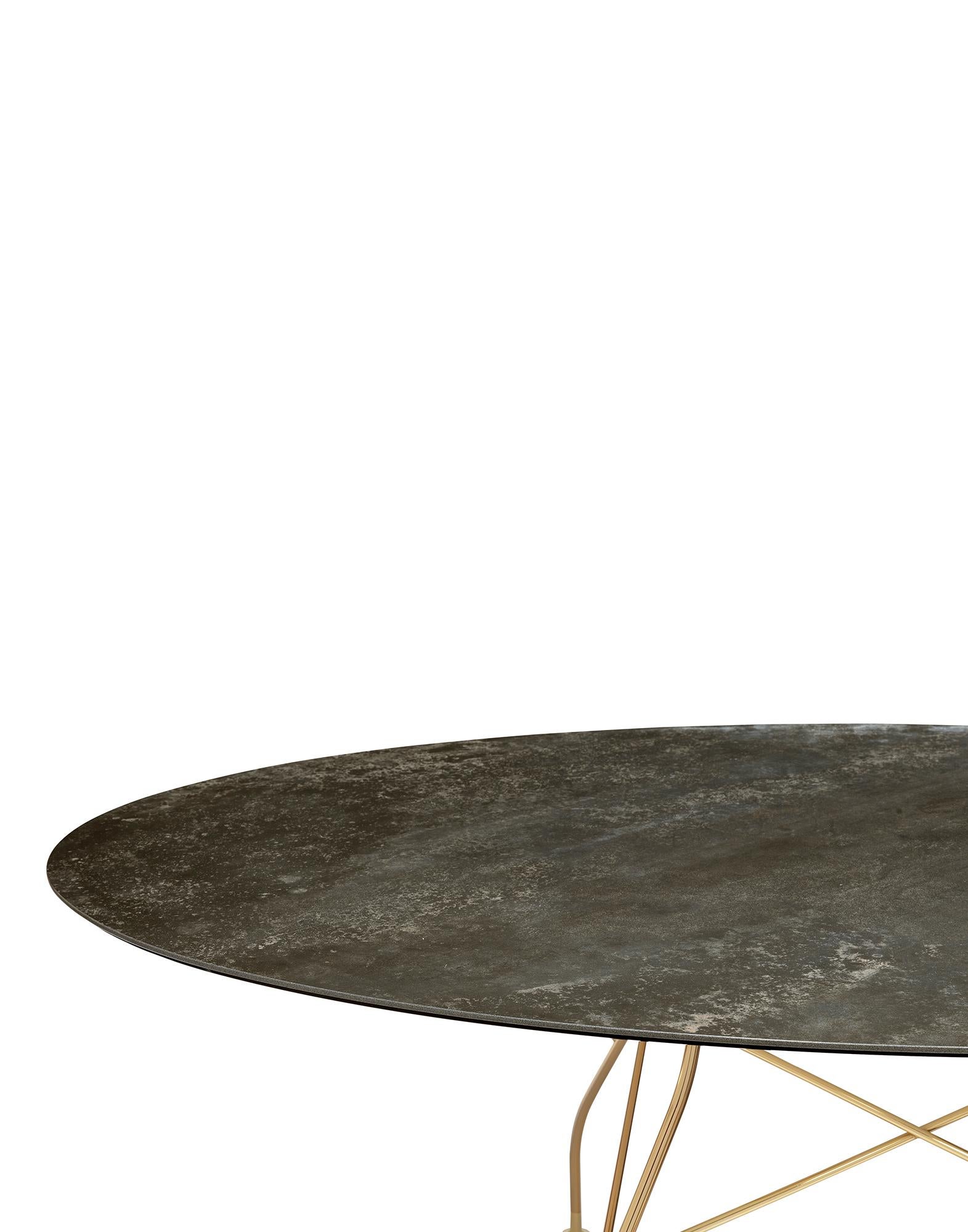 Die Tischserie TopTop zeichnet sich durch ihr Bein aus, das entweder ein rundes oder quadratisches transparentes Profil mit facettenreicher Oberfläche und Metallkern sein kann.
 