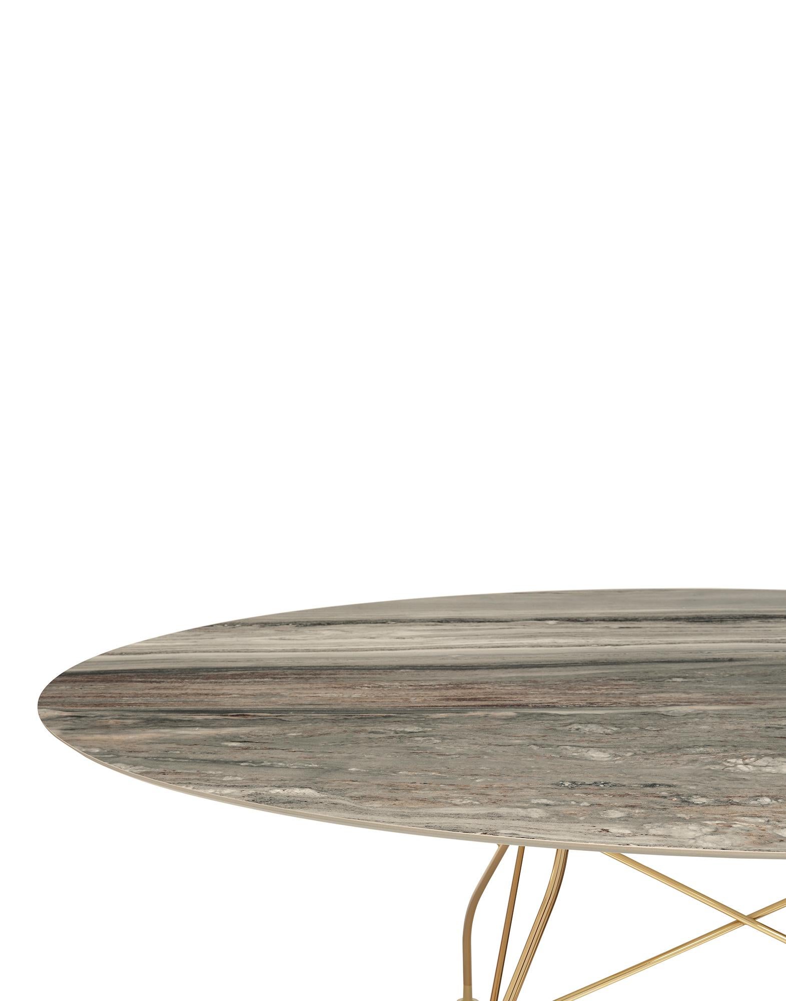 La ligne de tables TopTop se distingue par son pied qui peut être une section transparente ronde ou carrée avec une surface à multiples facettes et un noyau métallique.
 