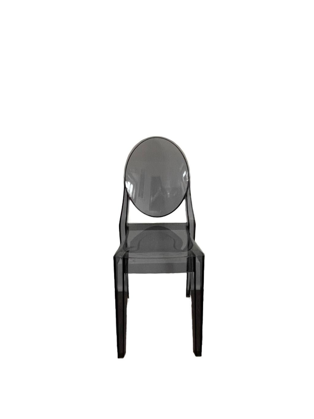 Set di quattro Ghost Chairs grigio antracite di Phillipe Starck per Kartell - buone condizioni con lievi abrasioni dovute all'età. realizzate in policarbonato 


Per visualizzare tutti i  Gli annunci di Tiffany Farha Design, scorri verso il basso e