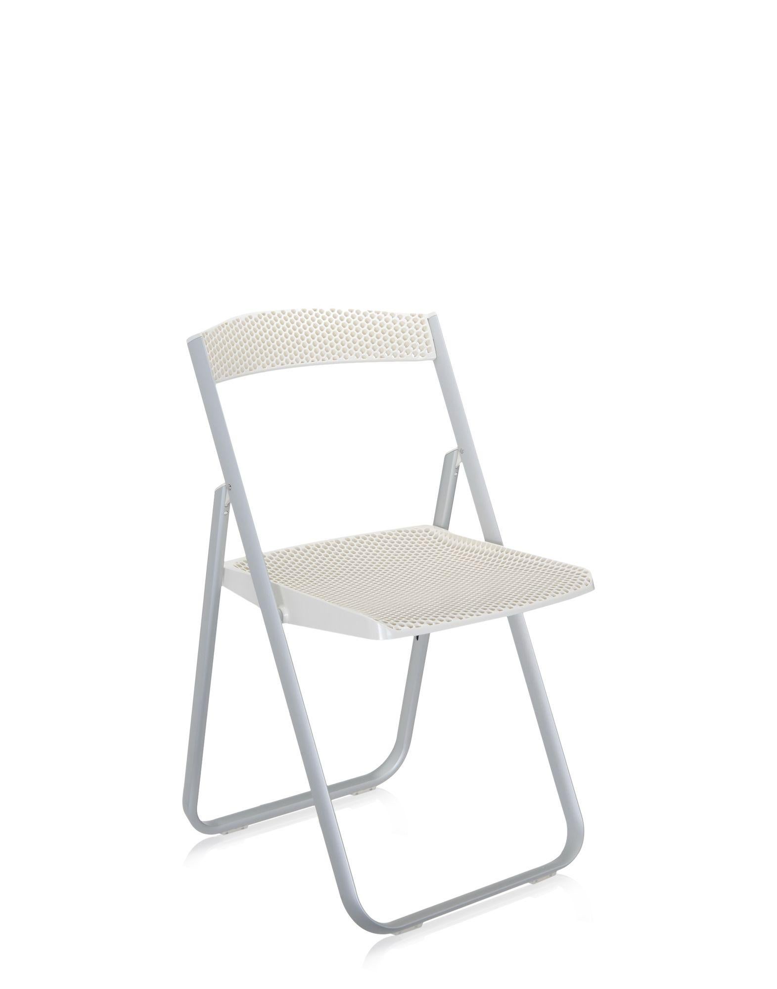 Honeycomb est une chaise pliante polyvalente, légère et facile à utiliser. Son cadre est en aluminium, tandis que son dossier et son assise sont en polycarbonate transparent ou teinté dans la masse. Le raffinement de la texturation structurée,