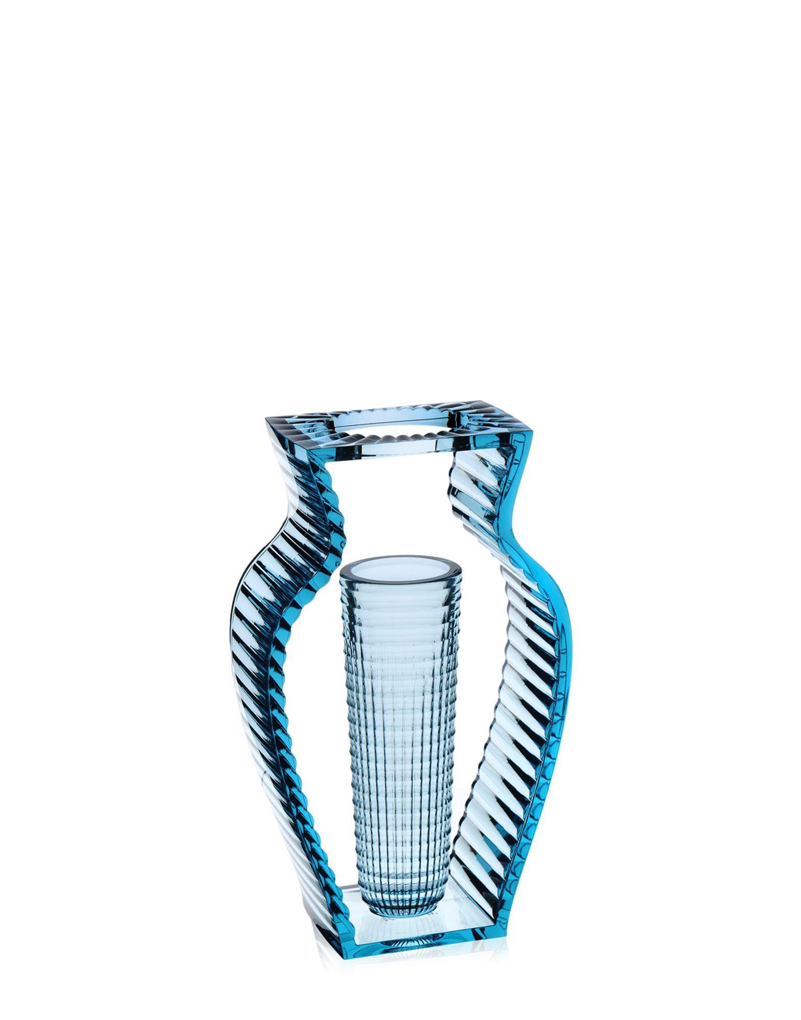 Eugeni Quitllet entwirft eine wertvolle Kollektion von dekorativen Vasen aus transparentem PMMA. Die Linie besteht aus einer Vase und einem Tischaufsatz, die sich durch ihre elegante Geometrie und die Inspiration des Art déco auszeichnen. Die