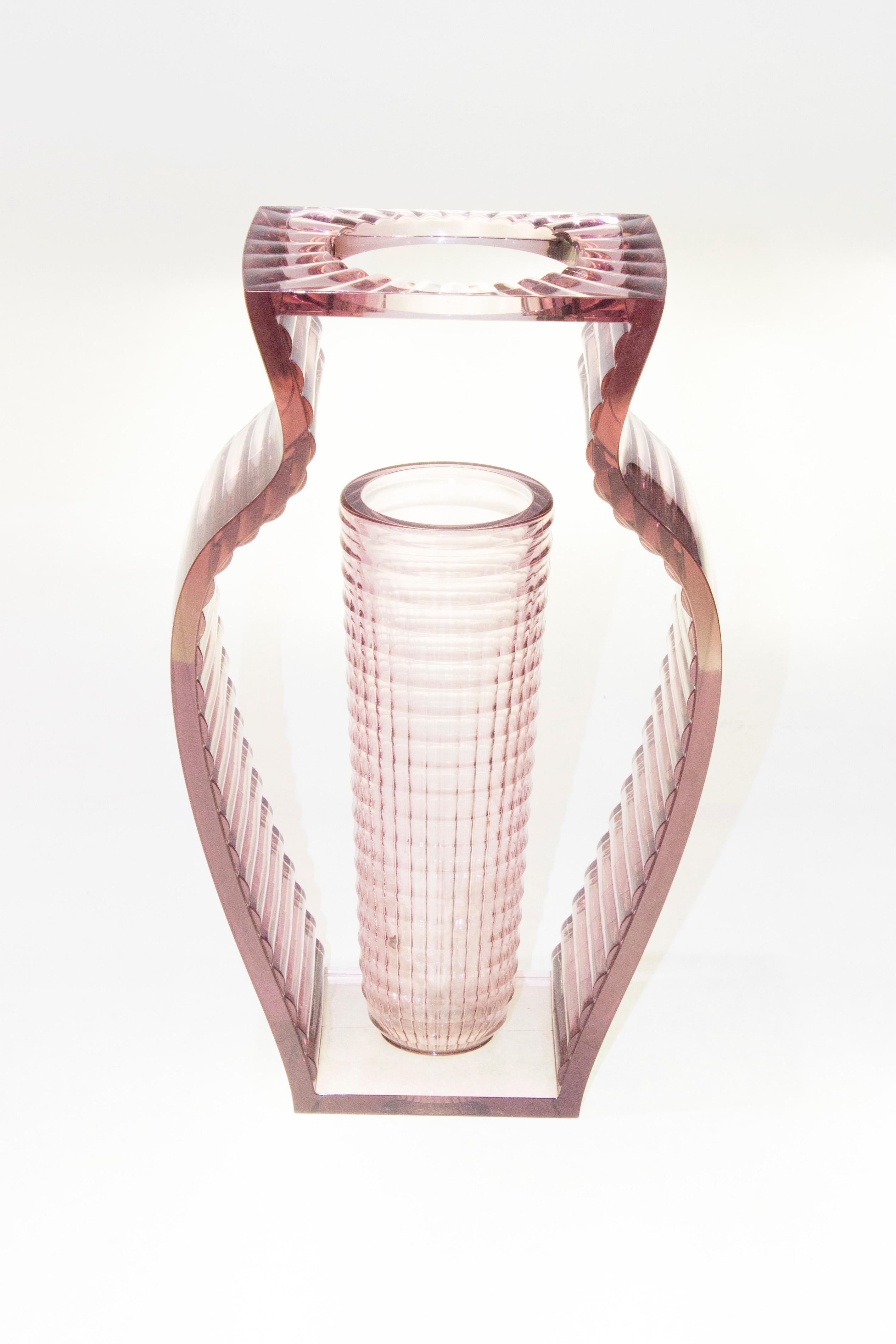 Eugeni Quitllet conçoit une précieuse collection de vases décoratifs en PMMA transparent. La ligne se compose d'un vase et d'un centre de table, qui se distinguent par leur géométrie élégante et leur inspiration art déco. La particularité de ces