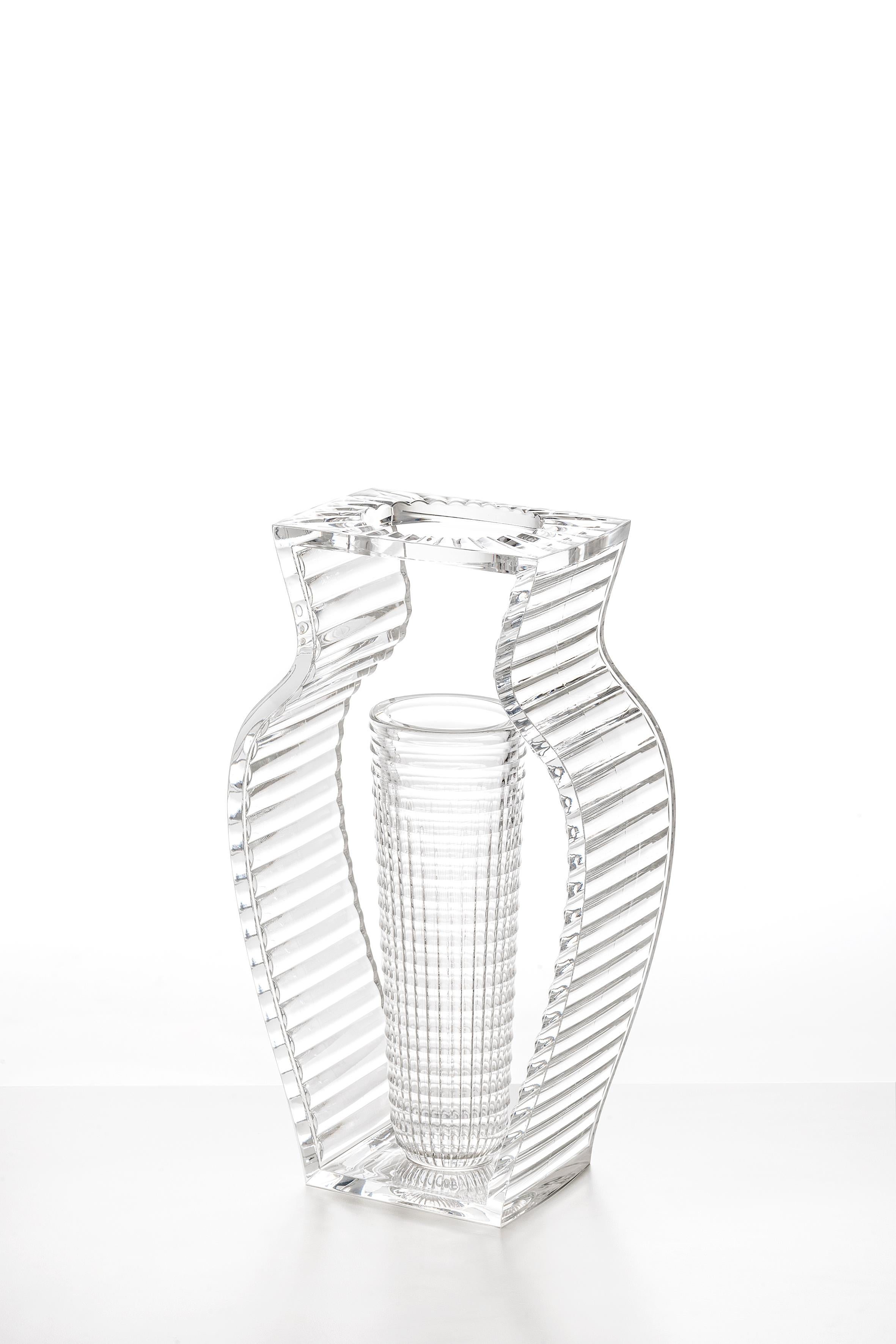 Eugeni Quitllet conçoit une précieuse collection de vases décoratifs en PMMA transparent. La ligne se compose d'un vase et d'un centre de table, qui se distinguent par leur géométrie élégante et leur inspiration art déco. La particularité de ces