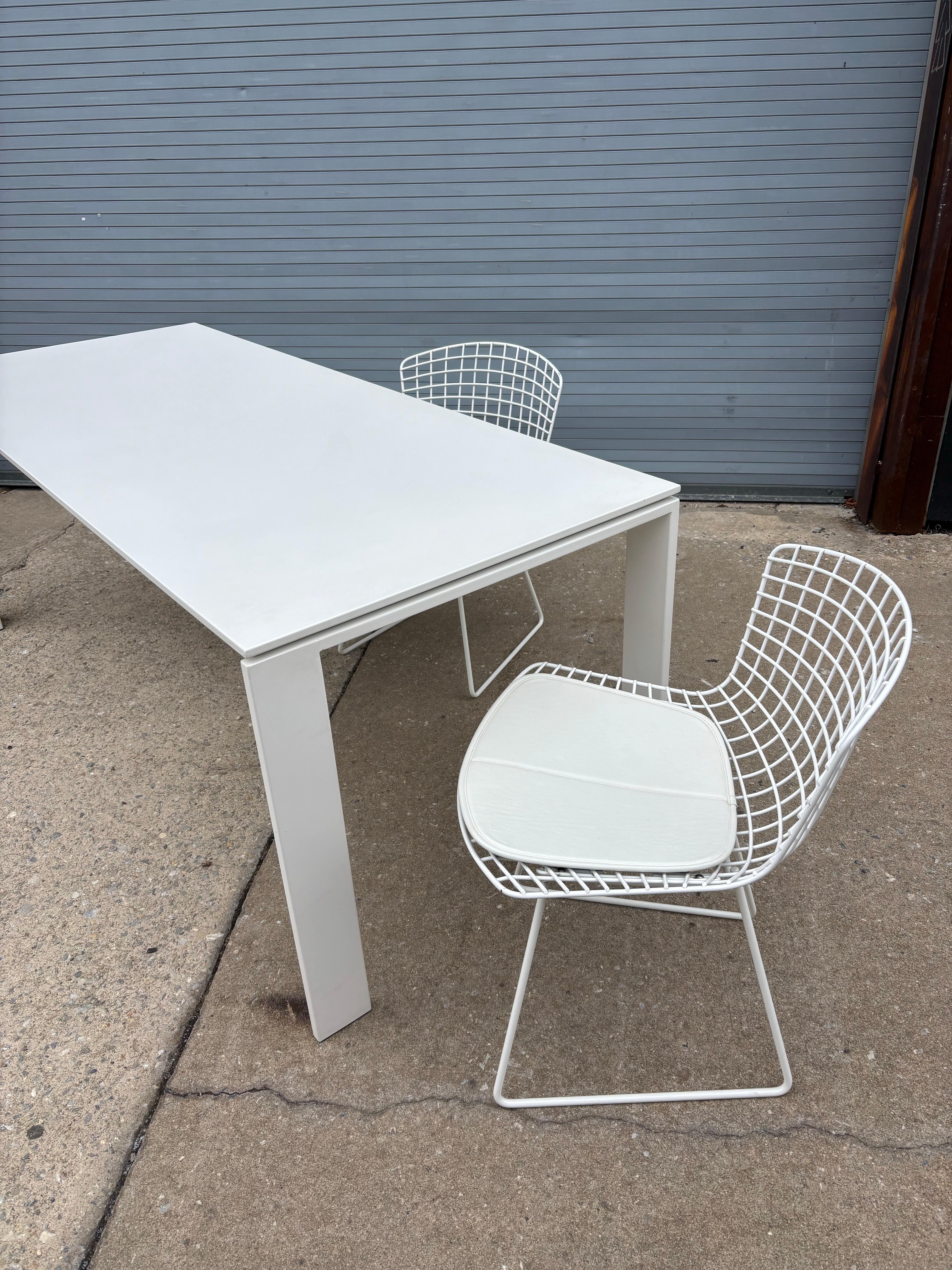 Ferruccio Laviani para Kartell Mesa de comedor de interior/exterior.  Éste tiene entre 15 y 20 años, pero siempre ha estado en el interior, por lo que está casi en perfectas condiciones.  ¡Mesa versátil fácil de usar como escritorio, mesa de