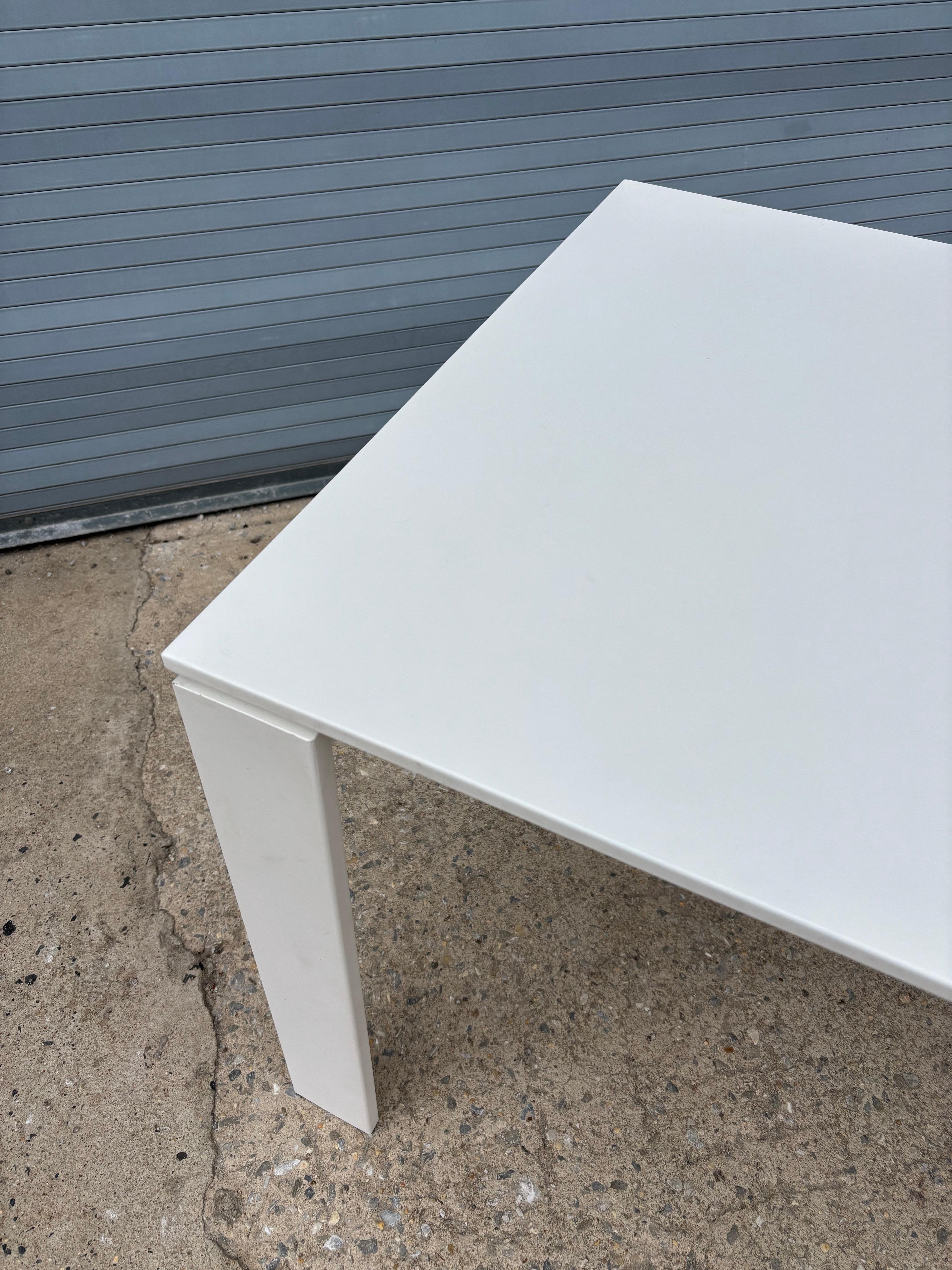 Mesa de interior/exterior Kartell diseñada por Ferruccio Laviani en Bueno estado para la venta en Philadelphia, PA