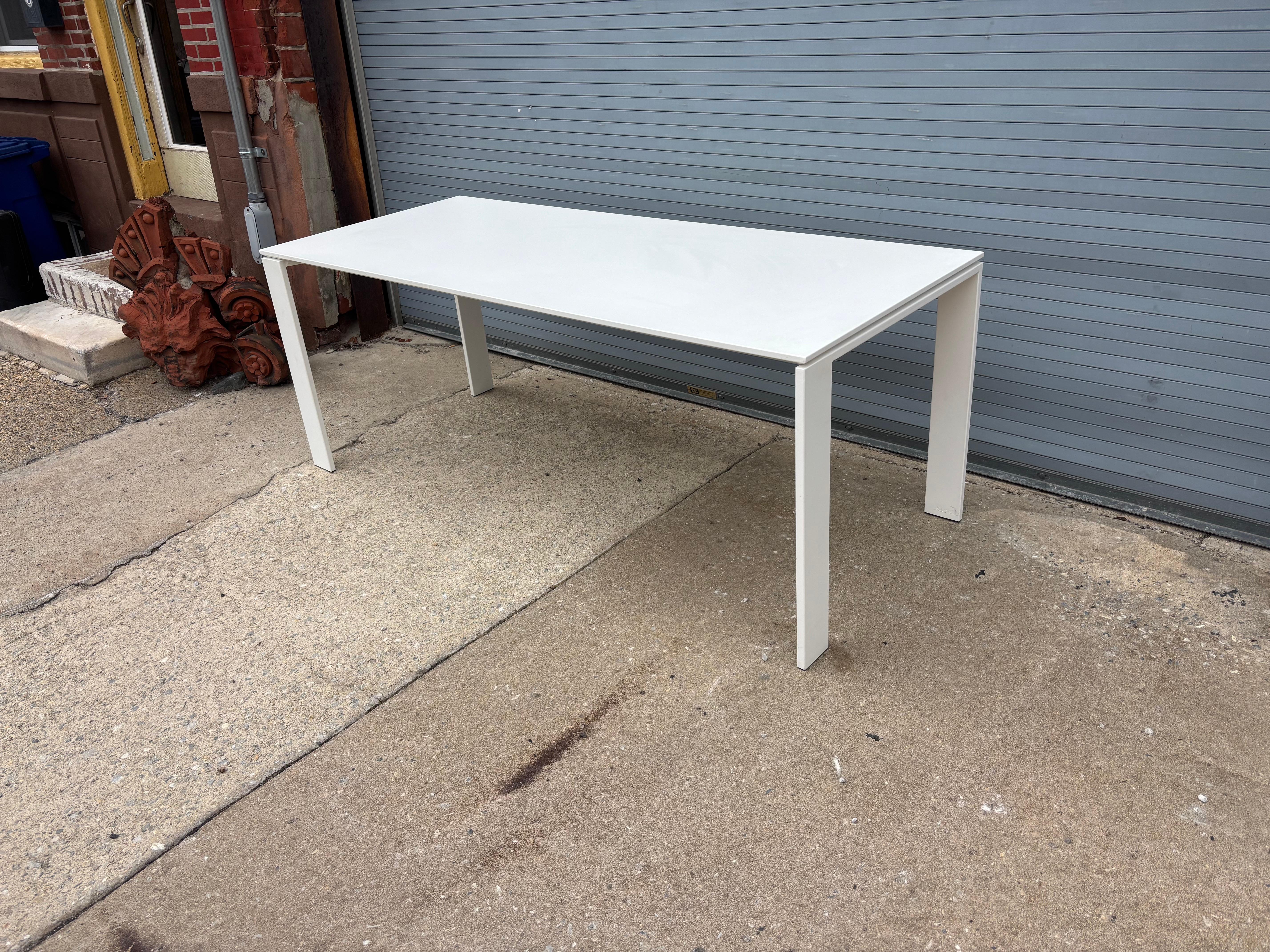 Mesa de interior/exterior Kartell diseñada por Ferruccio Laviani en venta 2