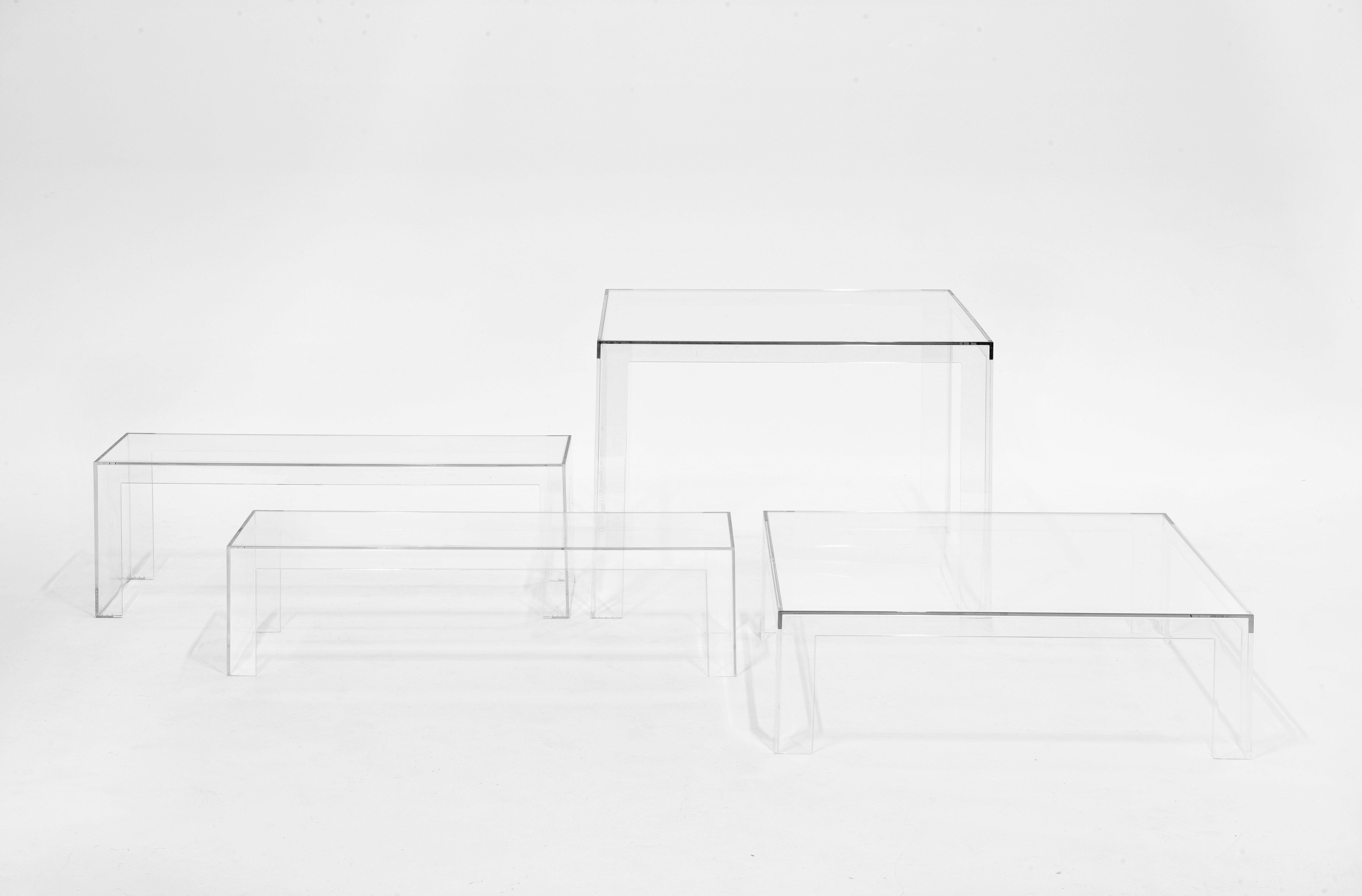 Der von Tokujin Yoshioka entworfene Invisible Table vereint Leichtigkeit und Solidität, Anmut und Eleganz sowie Zweckmäßigkeit und Stil. Durch seine Einfachheit und Reinheit der Form passt er sich jeder Umgebung an. Die raffinierte Farbpalette, die
