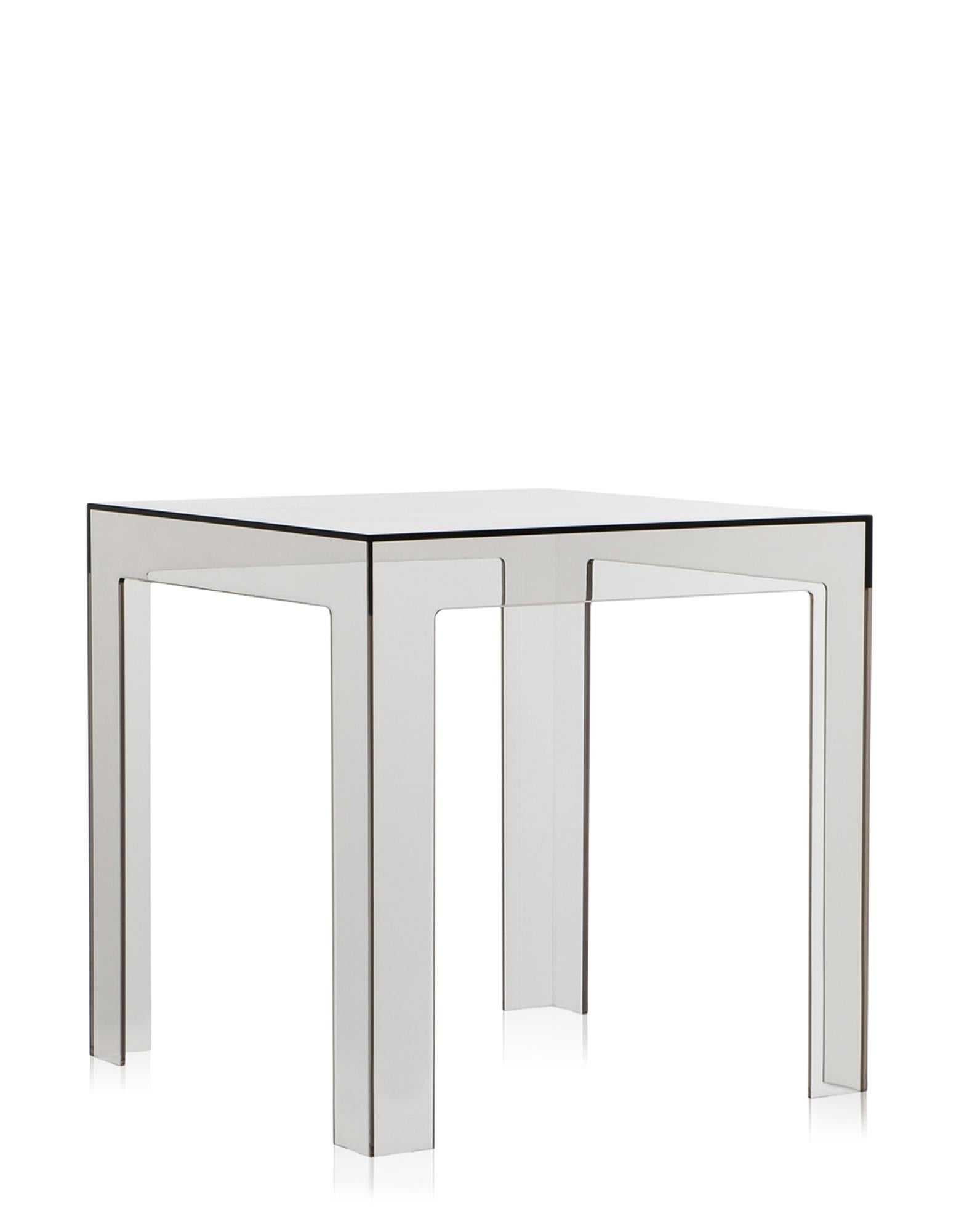 Une petite table d'appoint entièrement transparente aux dimensions parfaites : 40 x 40 x 40 cm. Colorée, pratique, sûre et fonctionnelle, Jolly est une table d'appoint polyvalente et amusante en polycarbonate transparent ou teinté dans la masse.