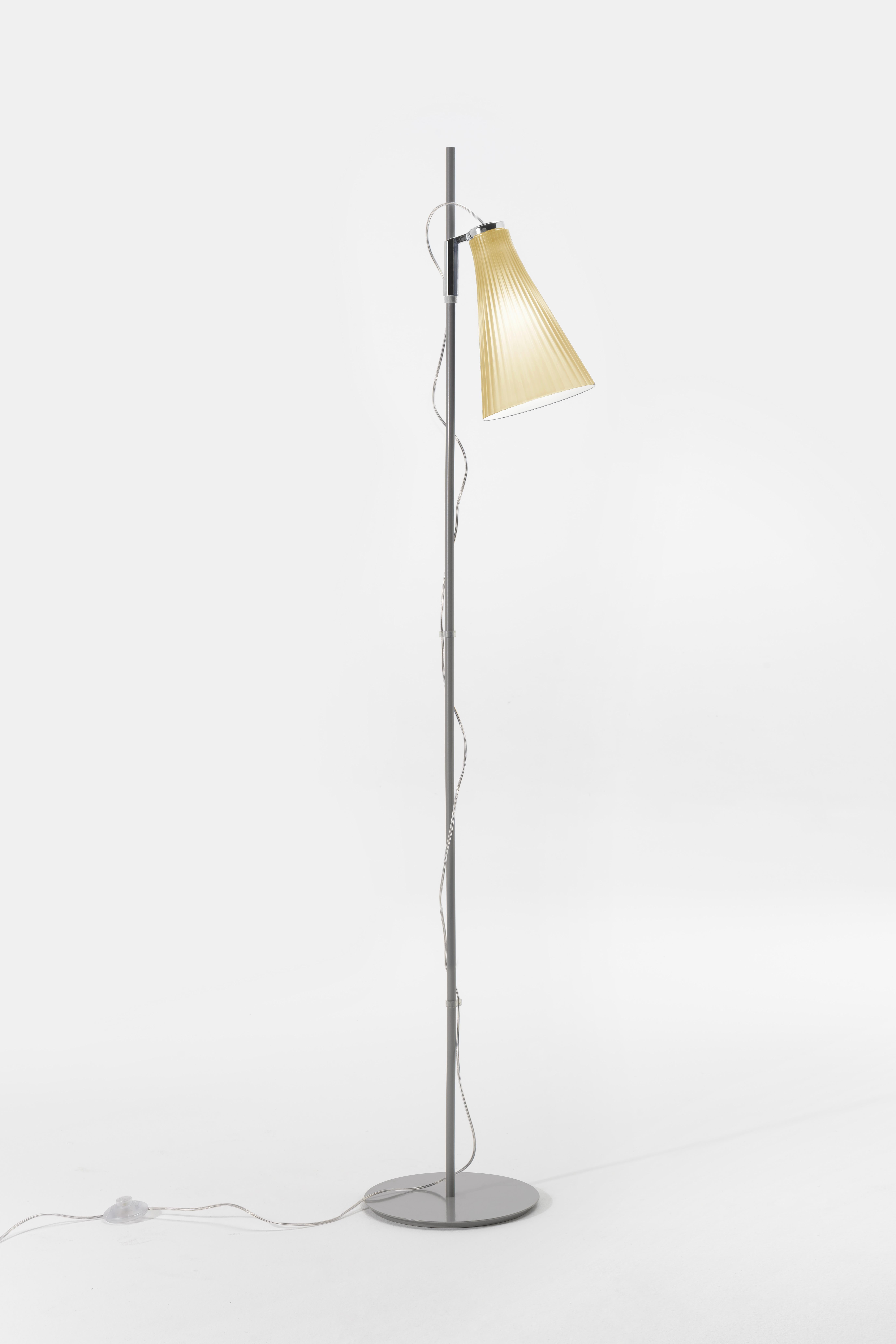 La lampada da terra K-LUX si distingue per l'affascinante modo in cui rifrange la luce grazie alla plastica bi-iniettata appositamente formata e per il paralume bicolore, bianco all'interno e colorato all'esterno. La lampada è disponibile in sei