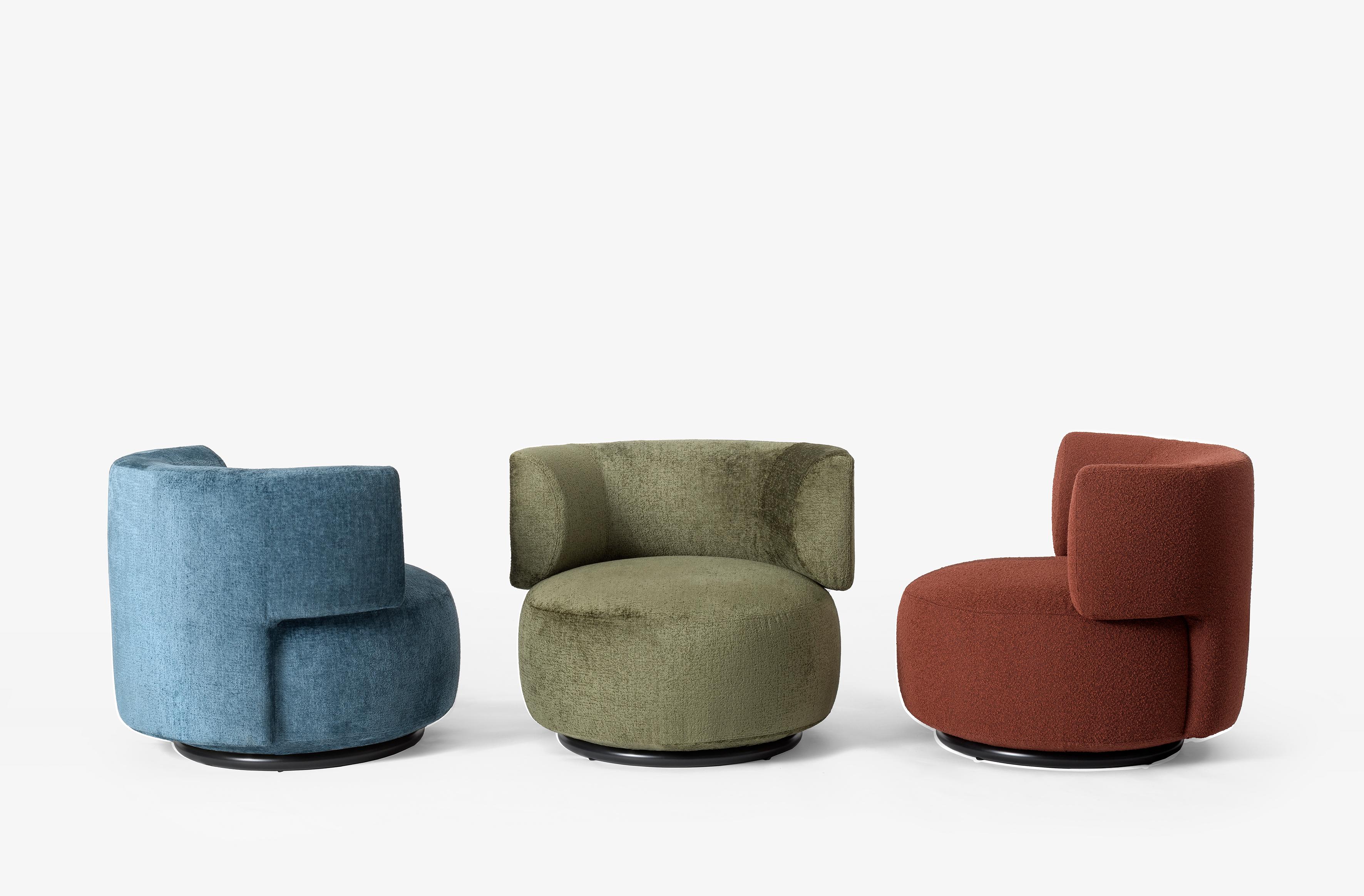The comfort of an embrace: the K-wait upholstered collection by Rodolfo Dordoni plays with the contrast between the formal simplicity of rigorous volumes and soft, rounded lines. The division between habitat and contract solutions is increasingly
