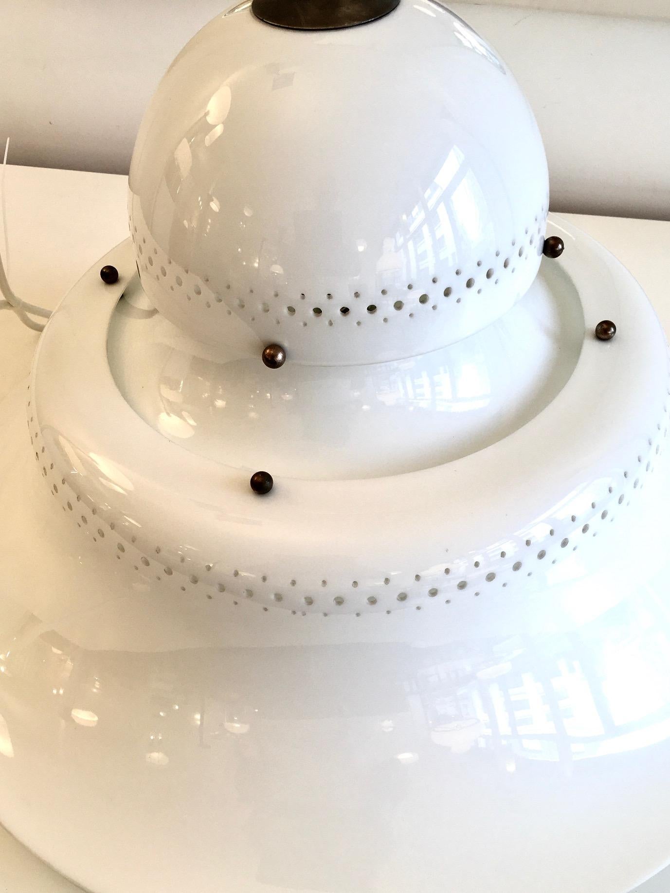 
Elegante und geheimnisvolle Lampe, die Dekoration sowie die Folien verleihen eine große Leichtigkeit