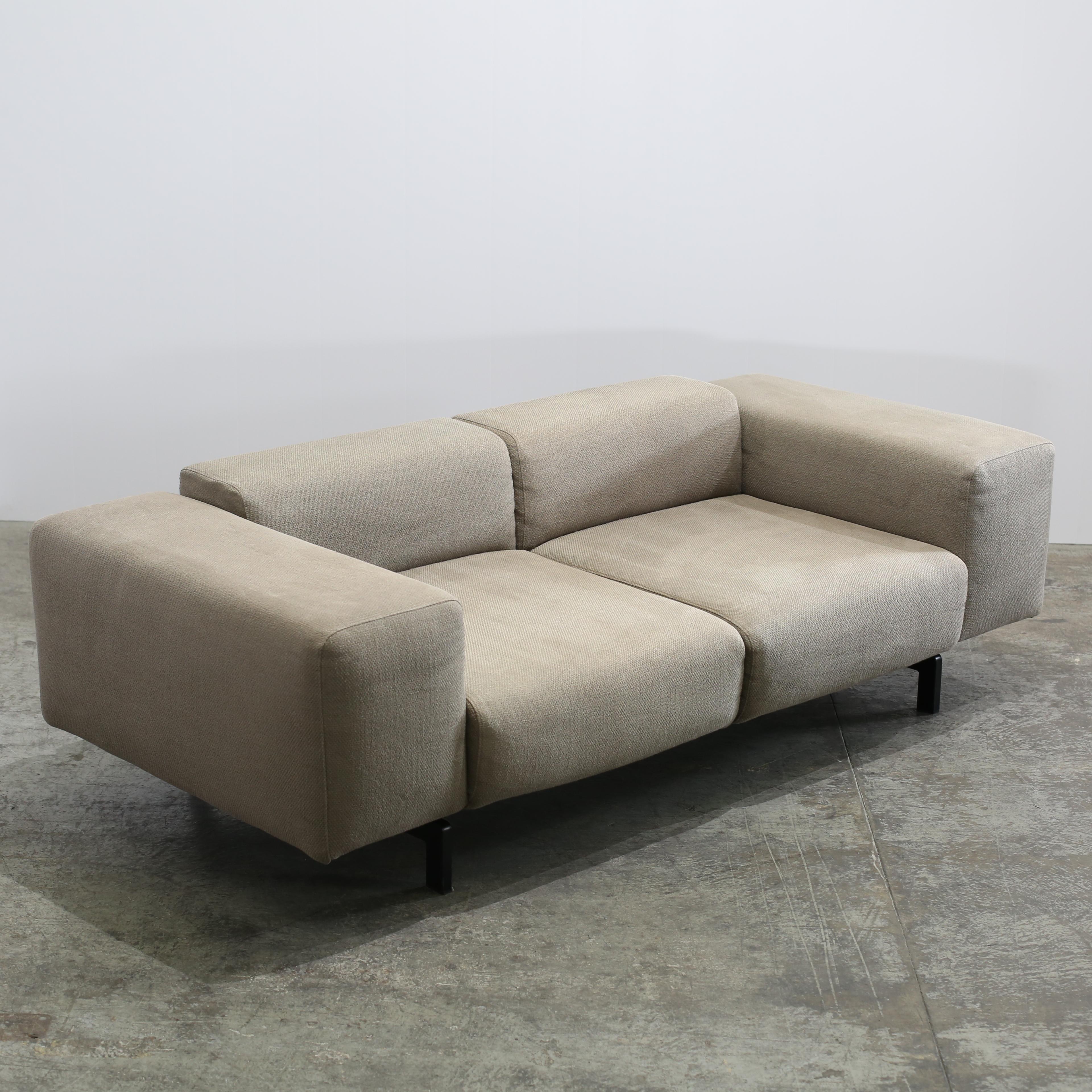 Das Largo Zweisitzer-Sofa von Kartell ist eine luxuriöse Ergänzung für jeden Wohnraum. Dieses aus hochwertigen Materialien gefertigte Sofa besticht durch sein schlichtes und modernes Design, das jeden Raum stilvoll aufwertet. Die glatten Linien und