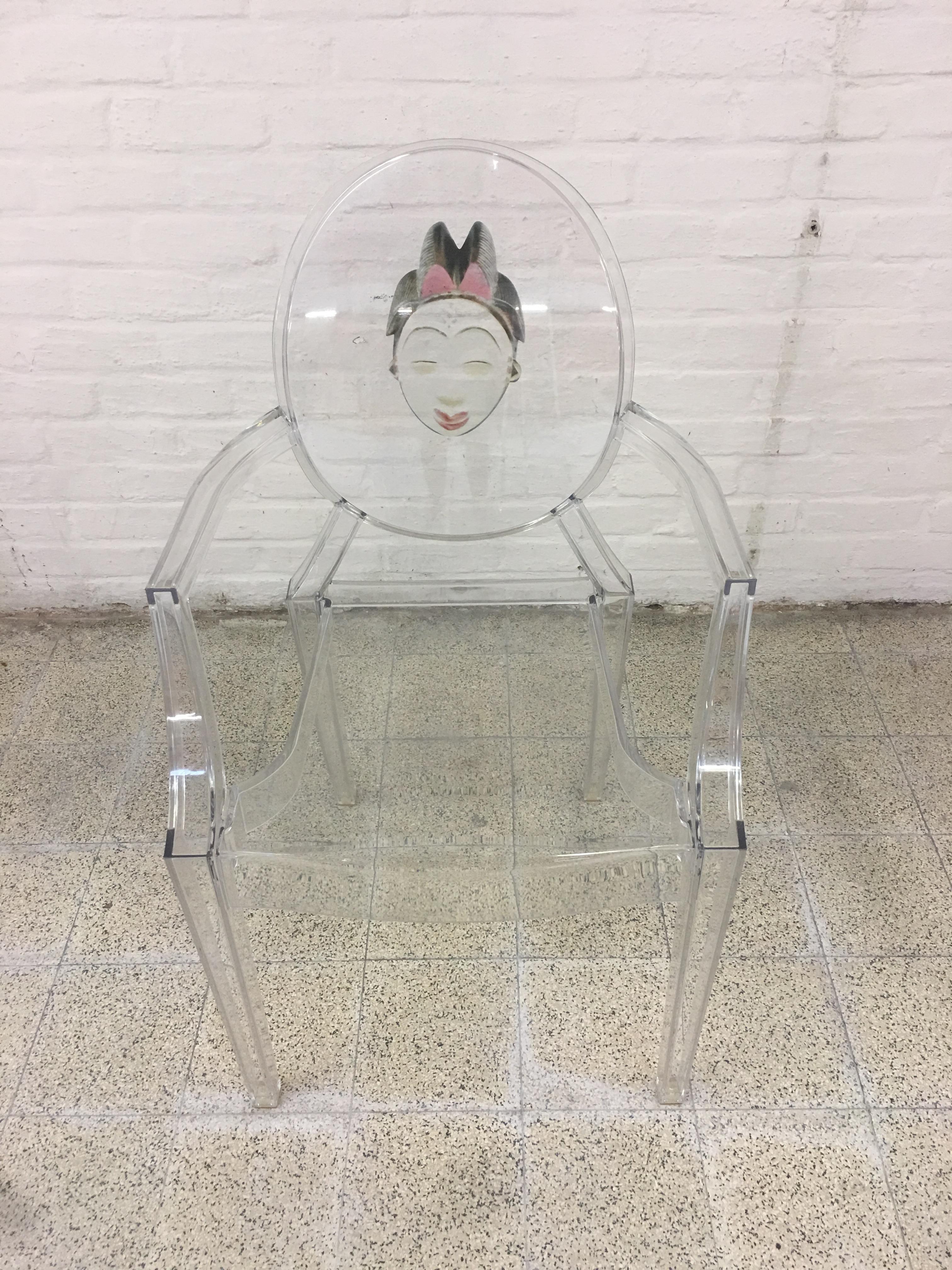 Kartell Louis Ghost Sessel aus Kristallpolycarbonat von Philippe Starck
sonderserie mit Gesicht.