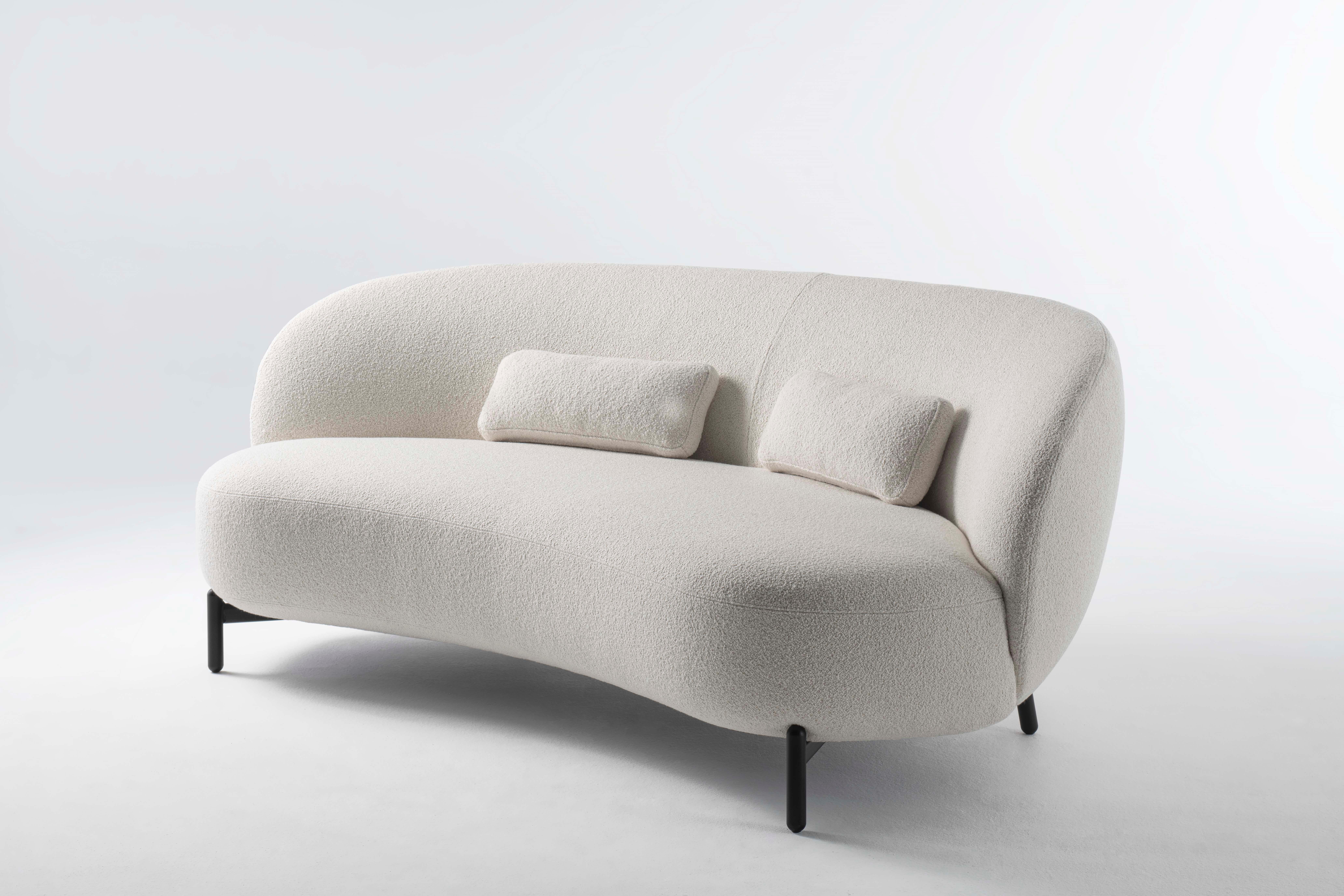 Lunam ist eine bezaubernde Wohnmöbelkollektion, die von der verträumten Atmosphäre einer Mondlandschaft inspiriert ist. Eine essentielle Struktur aus lackiertem Metall trägt großzügig bemessene gepolsterte Teile. 
Sofa, Sessel und Pouffe sind mit