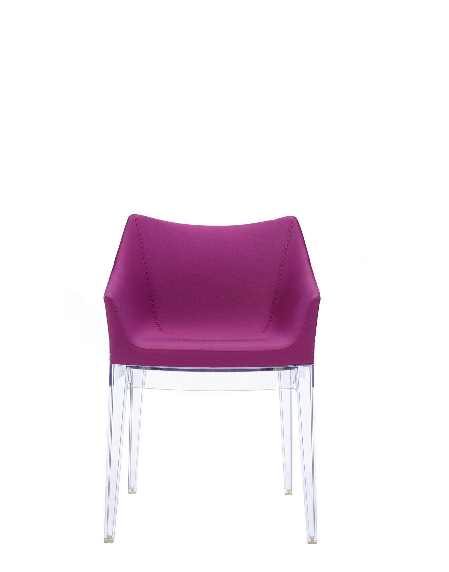 Grâce à sa palette de couleurs neutres, cette chaise est le meuble idéal à insérer dans les intérieurs résidentiels sophistiqués ou les projets contractuels les plus raffinés.
   