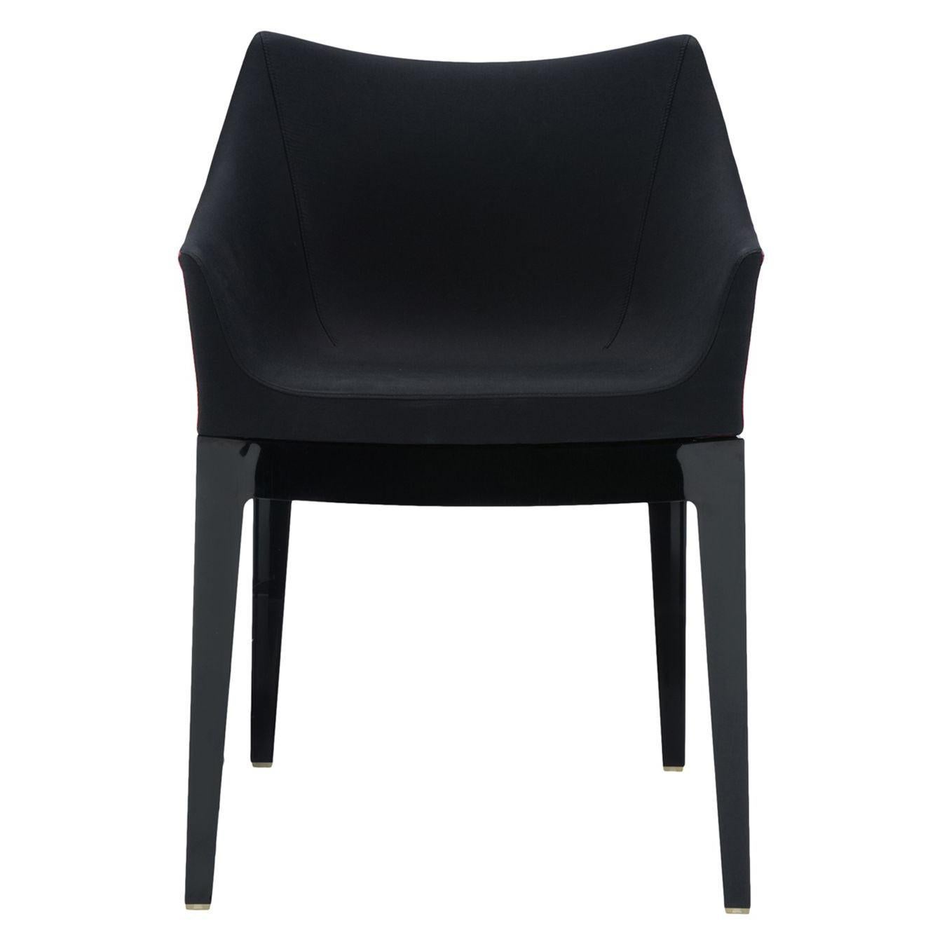 Grâce à sa palette de couleurs neutres, cette chaise est le meuble idéal à insérer dans les intérieurs résidentiels sophistiqués ou les projets contractuels les plus raffinés.
 