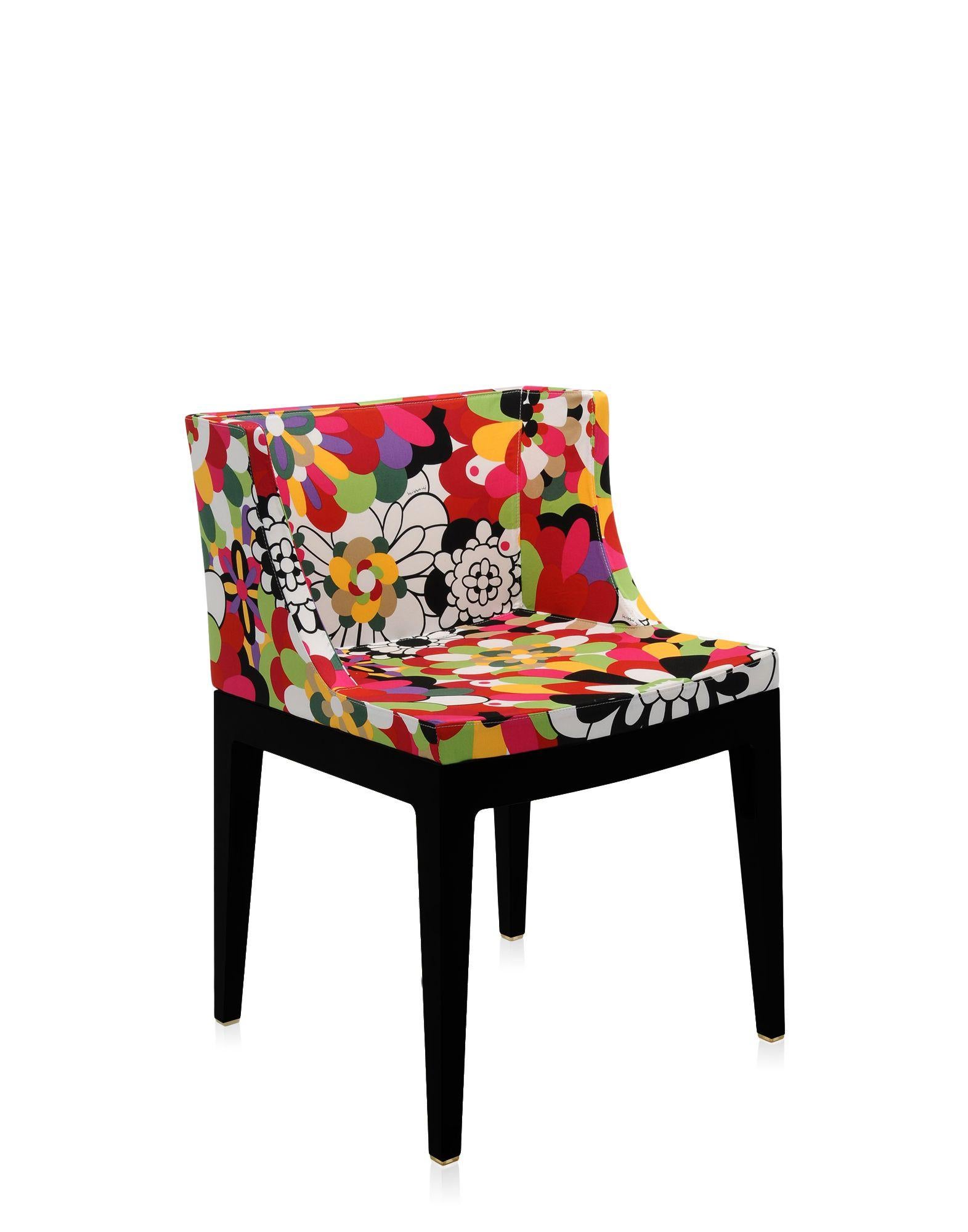 Le fauteuil Mademoiselle est habillé de la large gamme de tissus Memphis, conçus par Ettore Sottsass et Nathalie du Pasquier.
Il est proposé avec un cadre transparent ou noir.
  