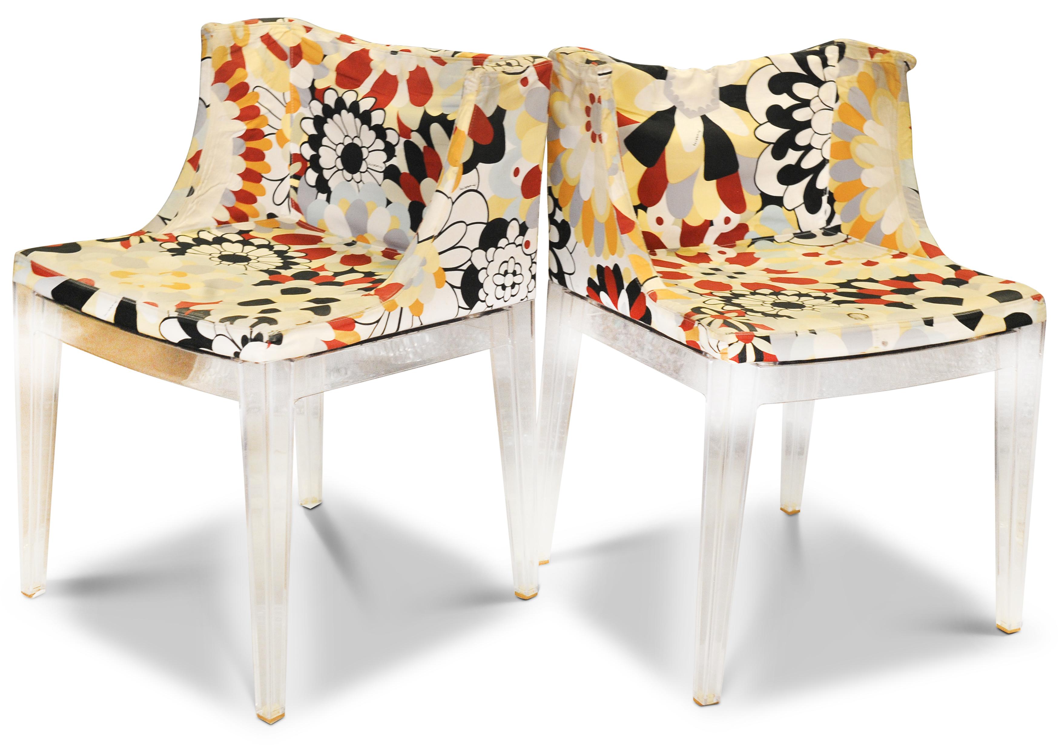 Paire de chaises en lucite 'Mademoiselle' de Philippe Stark pour Kartell, recouvertes de tissu à fleurs Missoni et marquées par le fabricant.

Fabriqué en Italie 

Dimensions supplémentaires : Largeur de l'assise 41cm I Profondeur de l'assise 41cm