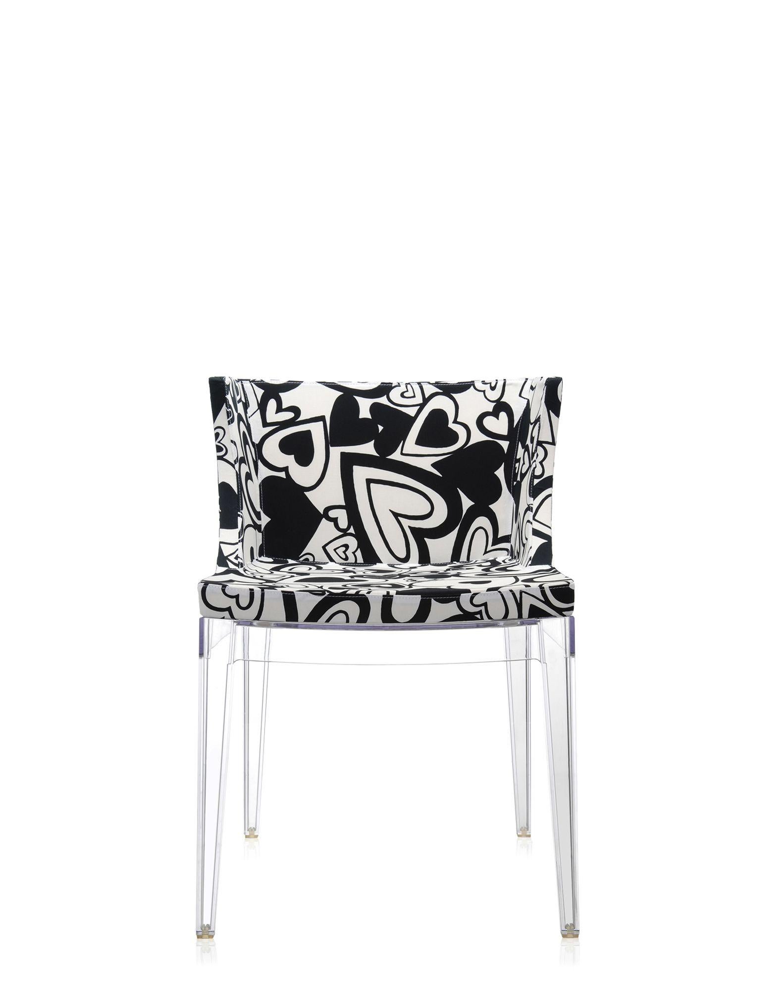 Le fauteuil Mademoiselle est habillé de la large gamme de tissus Memphis, conçus par Ettore Sottsass et Nathalie du Pasquier.
Il est proposé avec un cadre transparent ou noir.
  