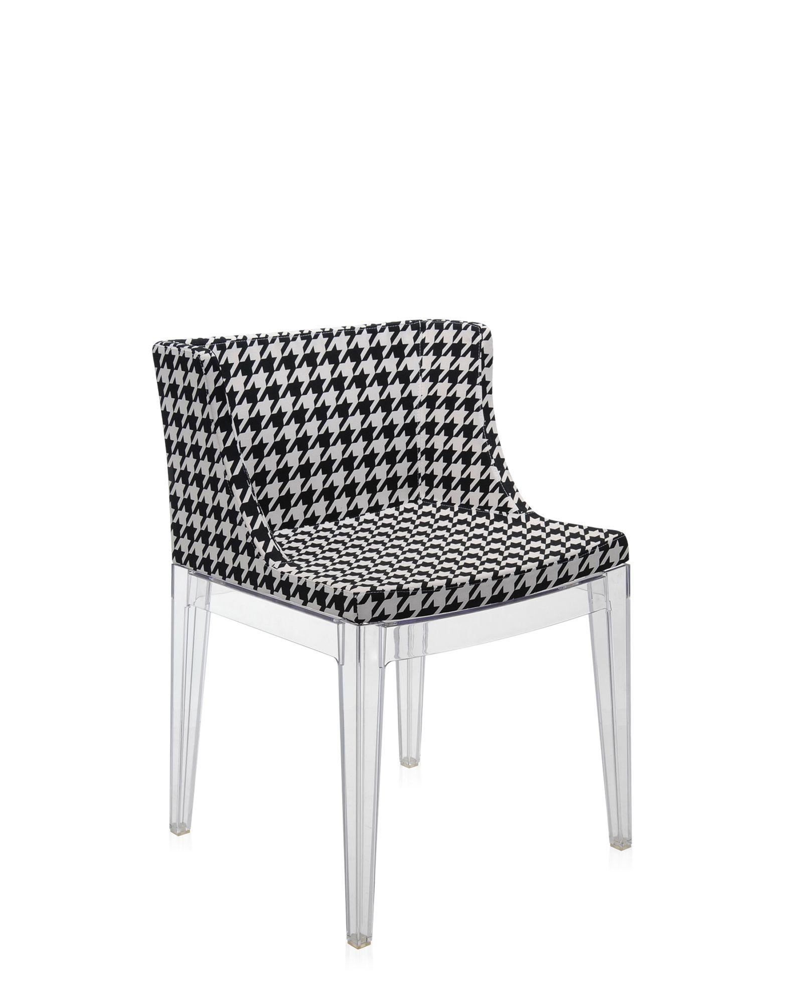 Le fauteuil Mademoiselle est habillé de la large gamme de tissus Memphis, conçus par Ettore Sottsass et Nathalie du Pasquier.
Il est proposé avec un cadre transparent ou noir.  
 