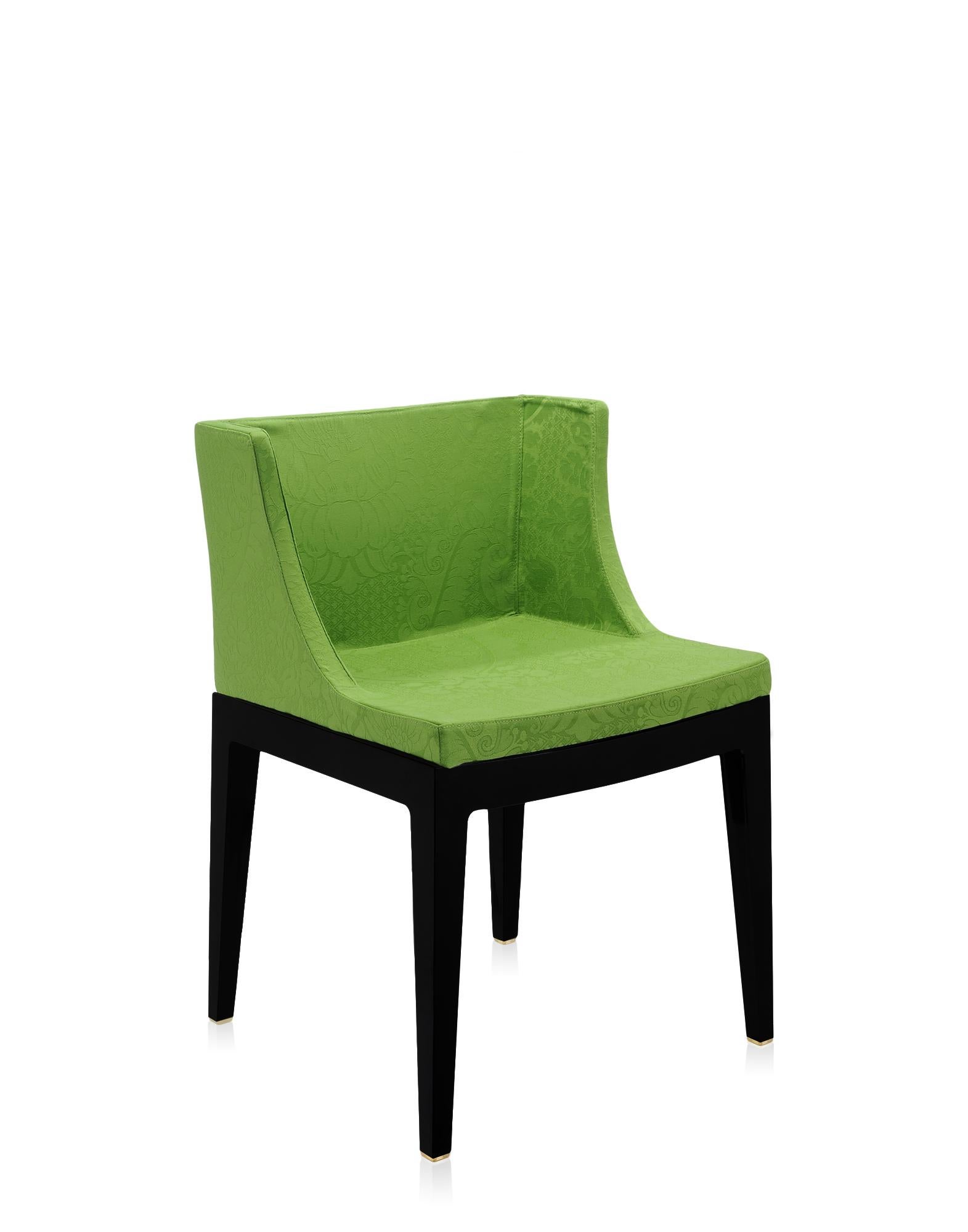 Le fauteuil Mademoiselle est habillé de la large gamme de tissus Memphis, conçus par Ettore Sottsass et Nathalie du Pasquier.
Il est proposé avec un cadre transparent ou noir.
 