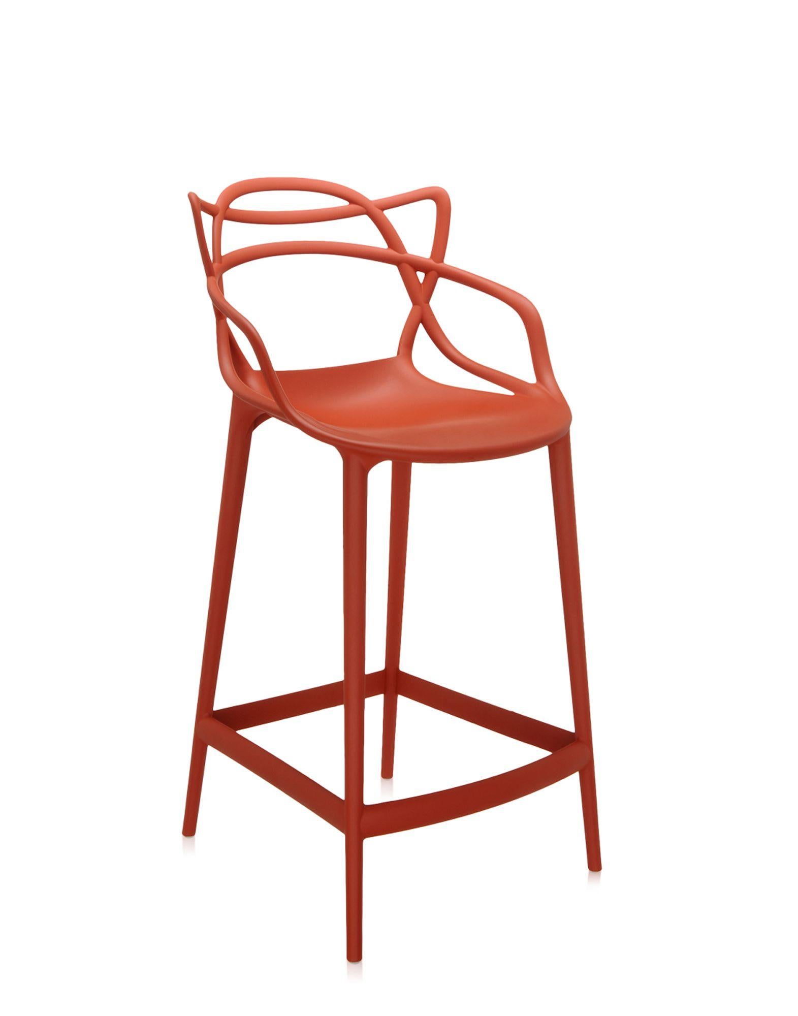 Kartell bietet auch eine Hocker-Version des Masters Stuhls an, der mit dem Good Design Award 2010 und dem Red Dot Award 2013 ausgezeichnet wurde und weltweit ein Bestseller ist. Die Beine sind verlängert und die Sitzfläche geschrumpft, aber der