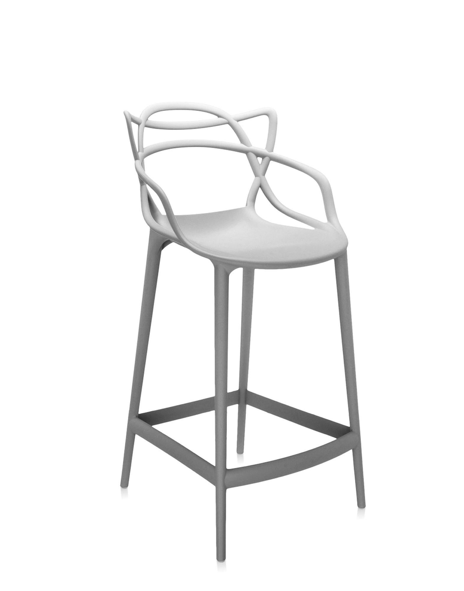 Kartell bietet auch eine Hocker-Version des Masters Stuhls an, der mit dem Good Design Award 2010 und dem Red Dot Award 2013 ausgezeichnet wurde und weltweit ein Bestseller ist. Die Beine sind verlängert und die Sitzfläche geschrumpft, aber der
