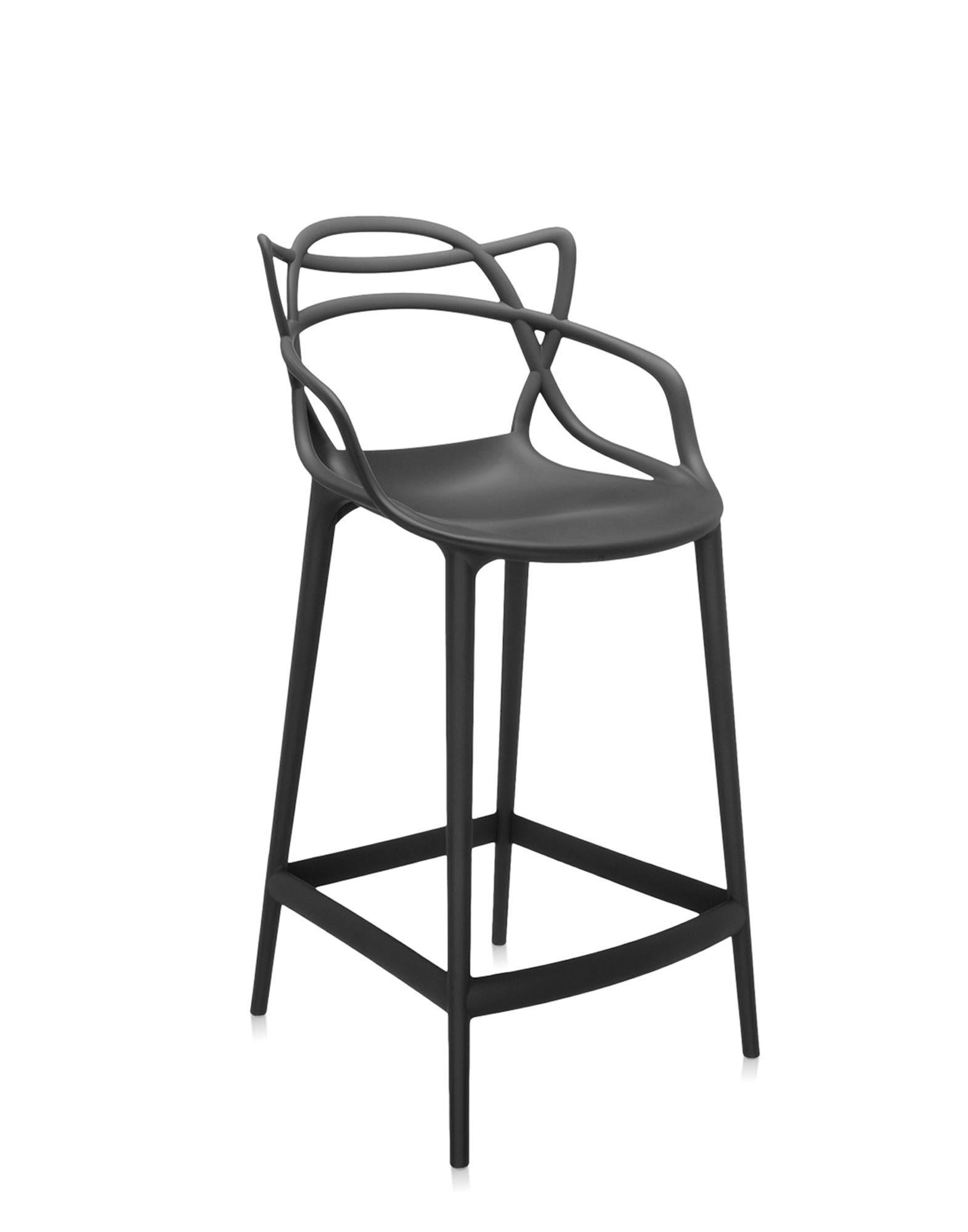 Kartell propose également une version tabouret de la chaise Masters, lauréate du Good Design Award 2010 et du Red Dot Award 2013, et best-seller mondial. Les pieds sont allongés et l'assise est rétrécie, mais l'aspect graphique inimitable du cadre,