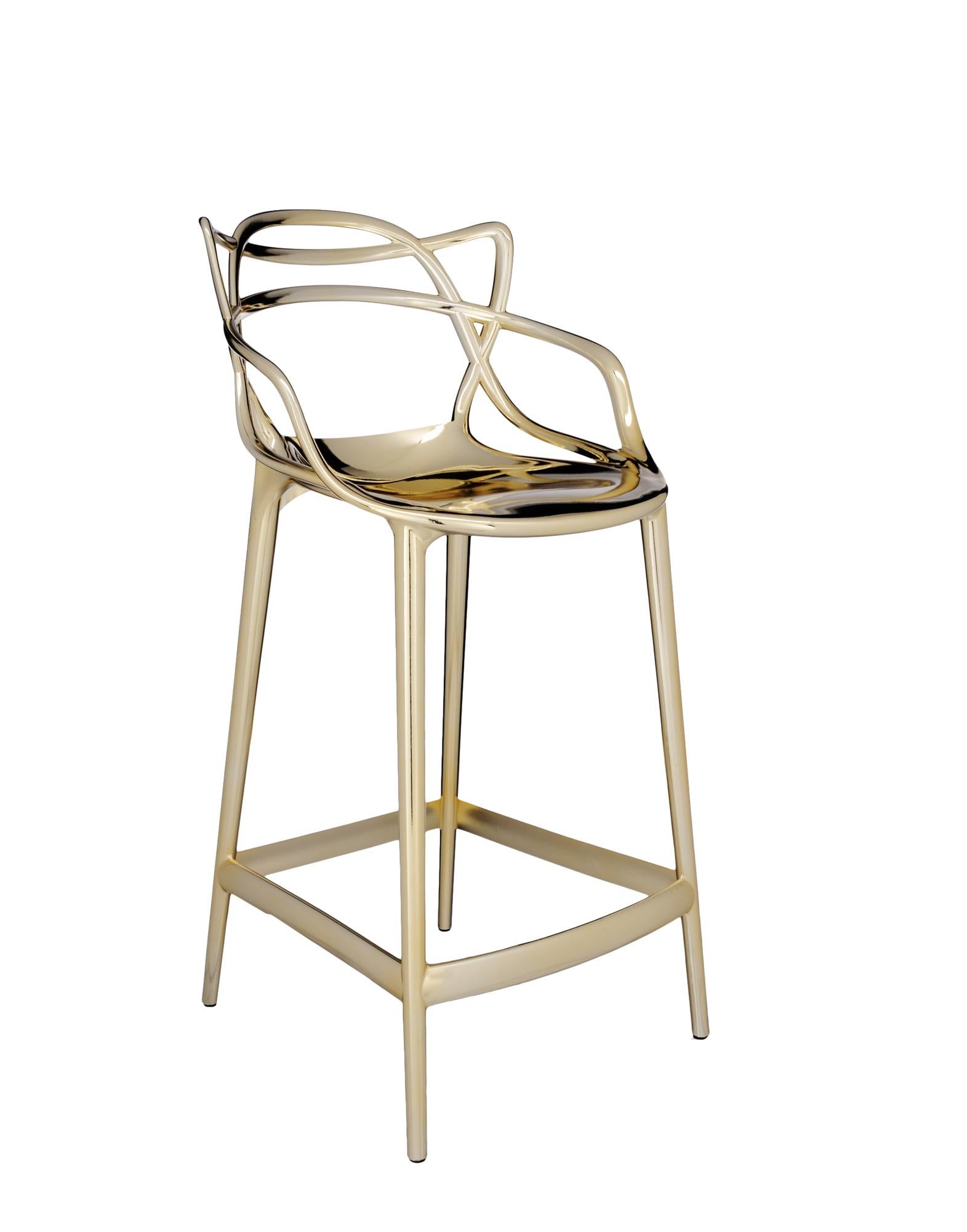 Kartell propose également une version tabouret de la chaise Masters, lauréate du Good Design Award 2010 et du Red Dot Award 2013, et best-seller mondial. Les pieds sont allongés et l'assise rétrécie, mais l'aspect graphique incomparable du cadre,