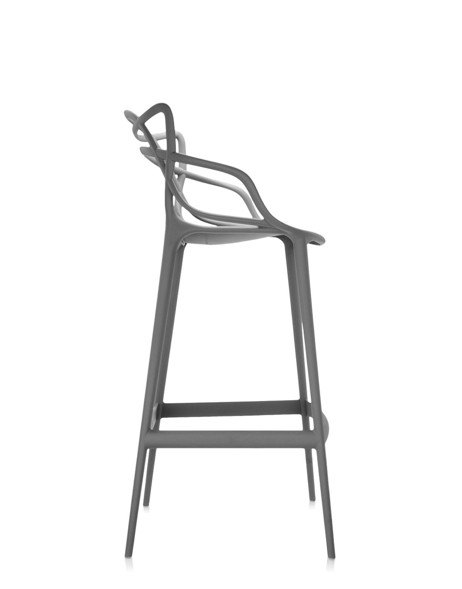 Kartell bietet auch eine Hocker-Version des Masters Stuhls an, der mit dem Good Design Award 2010 und dem Red Dot Award 2013 ausgezeichnet wurde und weltweit ein Bestseller ist. Die Beine sind verlängert und die Sitzfläche geschrumpft, aber der