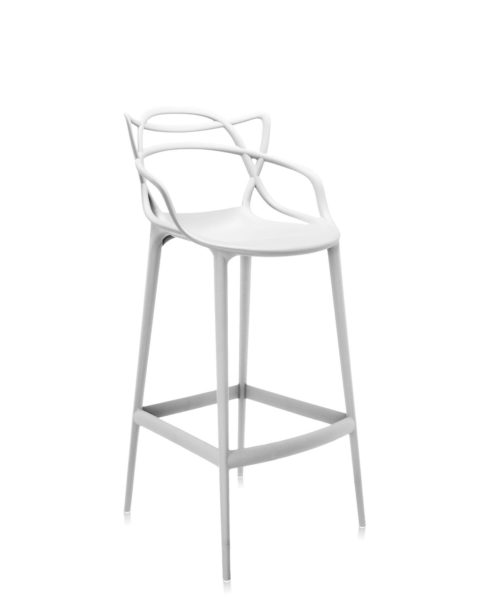 Kartell bietet auch eine Hocker-Version des Masters Stuhls an, der mit dem Good Design Award 2010 und dem Red Dot Award 2013 ausgezeichnet wurde und weltweit ein Bestseller ist. Die Beine sind verlängert und die Sitzfläche geschrumpft, aber der