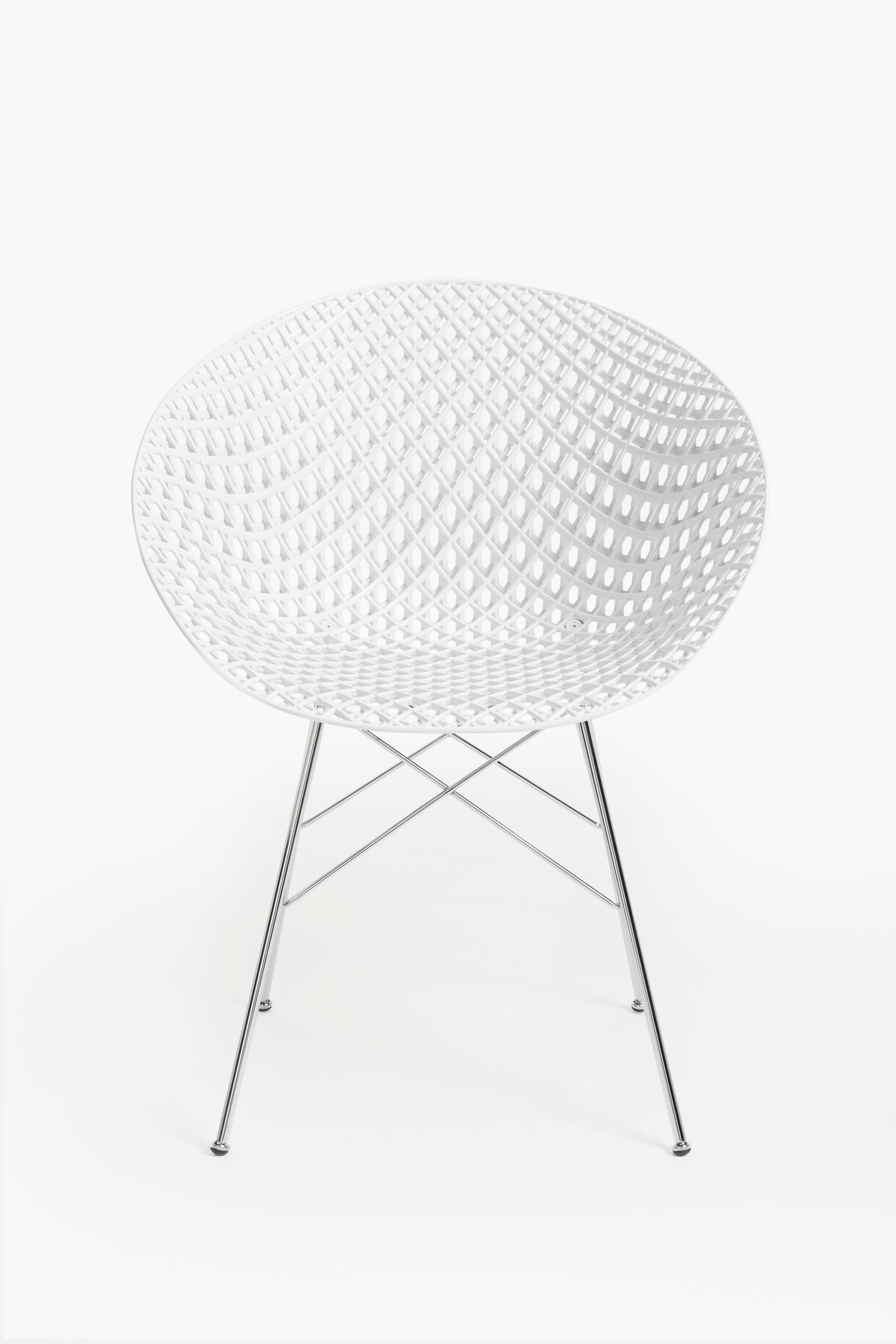L'interaction constante entre le design et l'innovation technologique a conduit à la création de Smatrik, la dernière interprétation d'une chaise, conçue par Tokujin Yoshioka. Il est doté d'un cadre innovant qui crée un effet tridimensionnel, ce qui