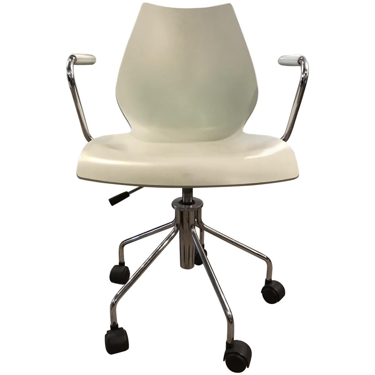 These Maui desk chairs feature a smooth pale blue batched-dyed polypropylene shell, set in an adjustable height frame made of tubular chrome-plated steel. Finished with armrests. and casters, these chairs are as functional as they are refined. Sold