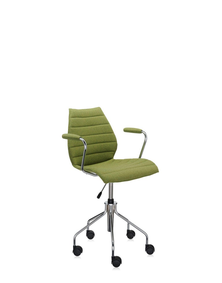 The Maui chairs form a family with a rich variety of colours and shapes, both hard and soft, capable of satisfying specific needs, at home or in professional environments. Thanks to its design, the Maui chair is stackable and can be joined endlessly