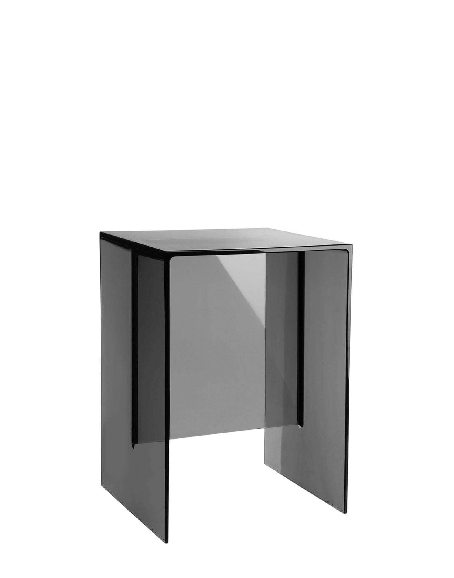 Monolithic stool or table made of transparent plastic, with a thickness that emphasises its geometric purity. A practical, functional and versatile accessory, for use anywhere in the home.

Dimensions: Height 18.5 in.; width 13 in.; depth 10.75