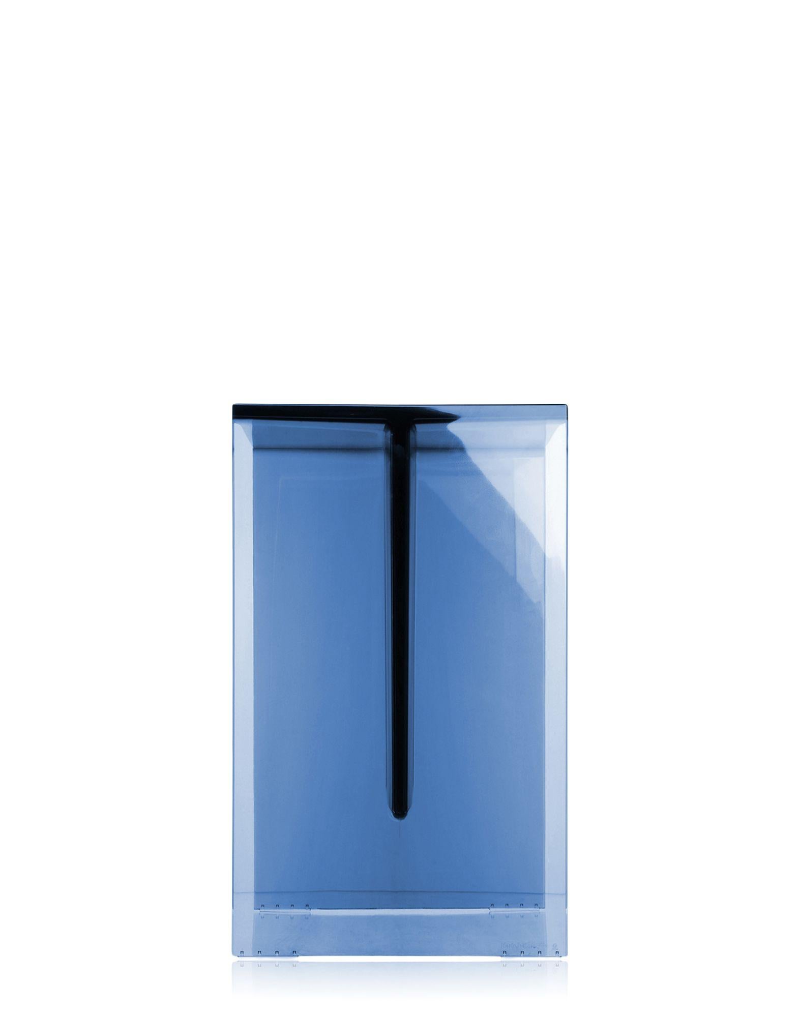 Tabouret/table monolithique en plastique transparent, dont l'épaisseur souligne la pureté géométrique. Un accessoire pratique, fonctionnel et polyvalent, à utiliser partout dans la maison.

Dimensions : Hauteur : 18,5 po ; largeur : 13 po ;