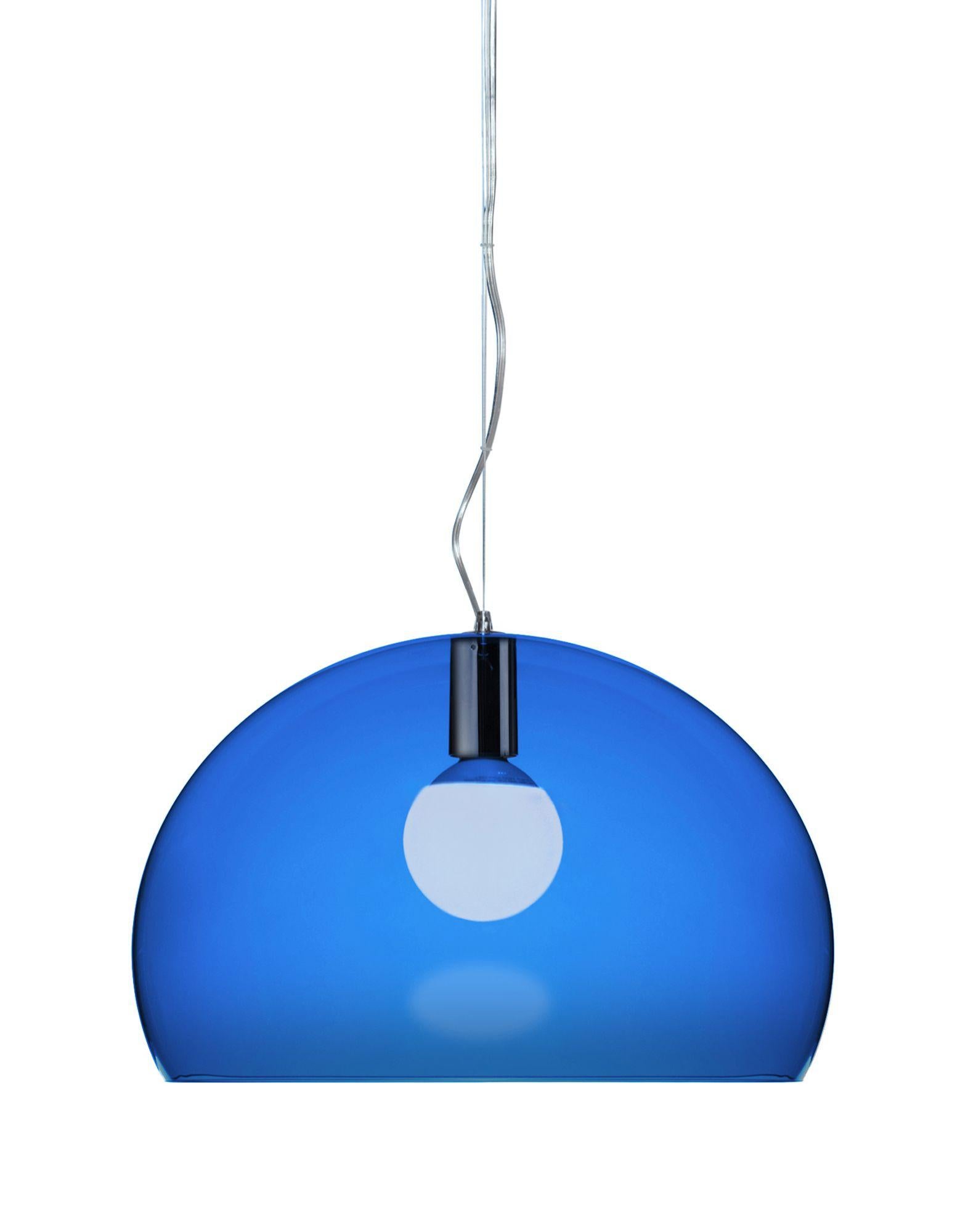 An essential lamp which is characterized by the “subtle interpretations of the theme. Made in transparent methacrylate in blue, the cover is not perfectly hemispherical but the cut-off is underneath the height of the diameter to collect the most