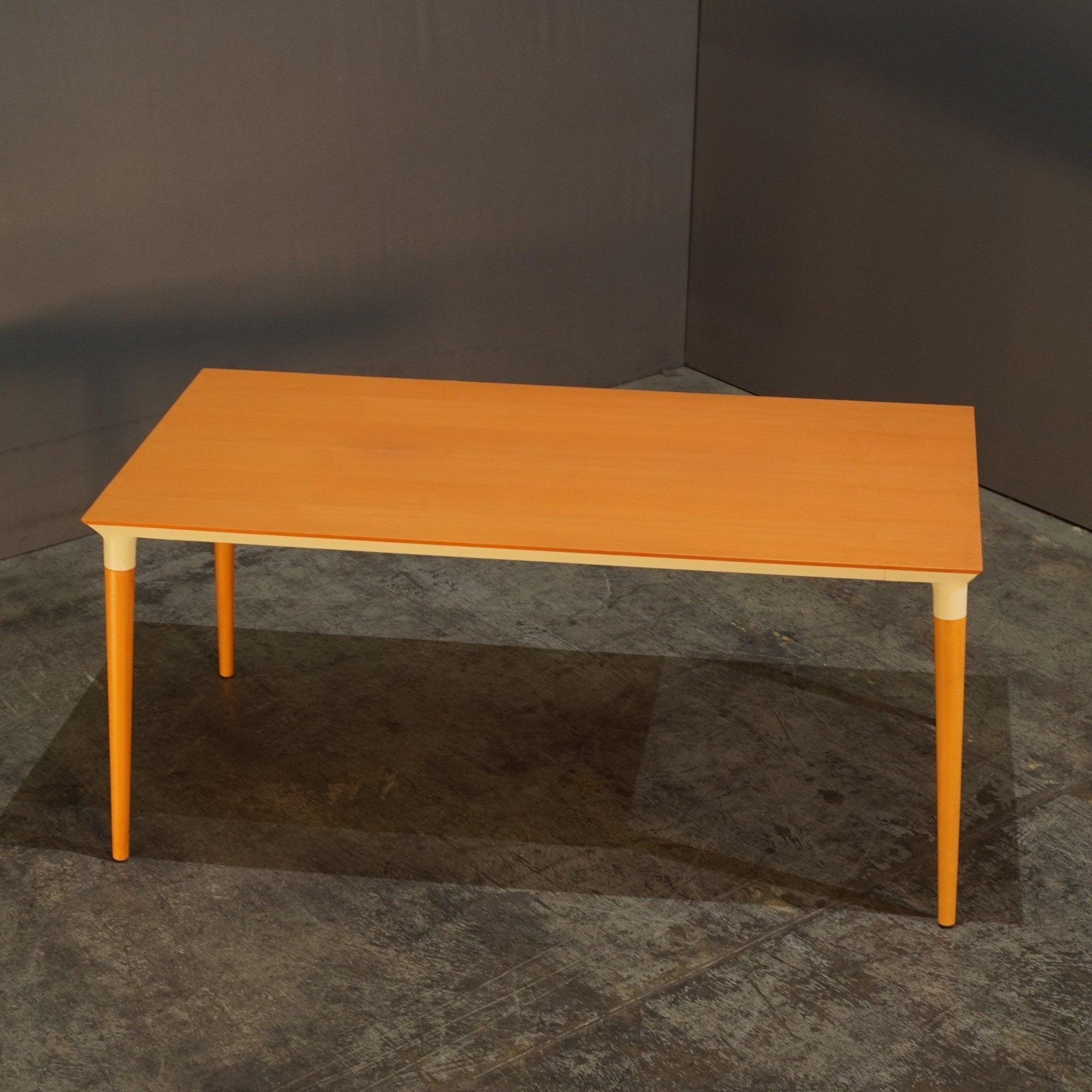 Voici l'étonnante table à manger Miss Trip, créée par le célèbre designer Philippe Starck pour Kartell. Cette pièce exquise est une véritable déclaration de luxe et de sophistication, parfaite pour tout espace de repas moderne. Fabriquée avec des