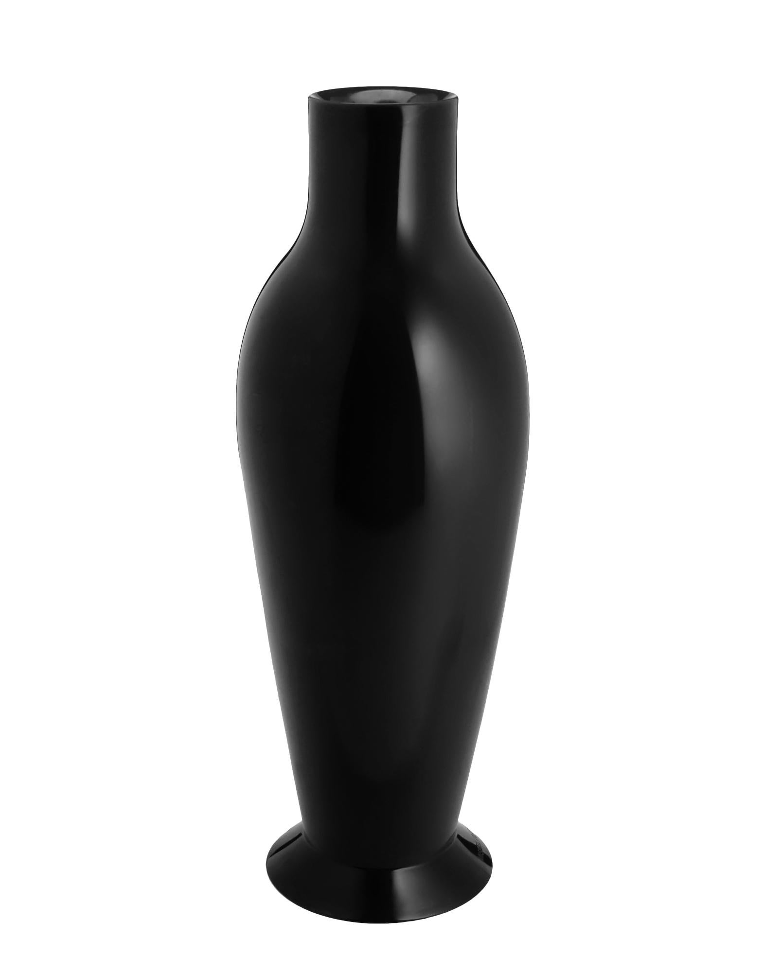 Miss flower power is the planter with an elongated Silhouette and generous dimensions capable of giving a touch of personality to outdoor settings.

Available in black, glossy white and red.