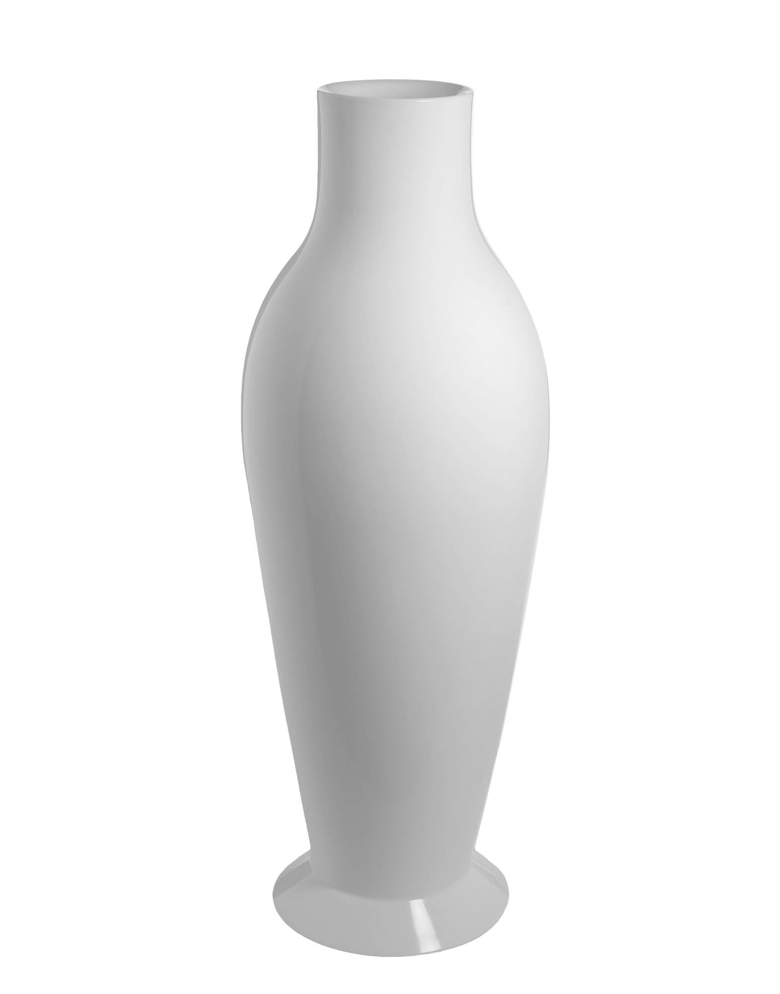 Miss flower power è la fioriera dalla silhouette allungata e dalle dimensioni generose in grado di dare un tocco di personalità agli ambienti esterni.

Disponibile in nero, bianco lucido e rosso.