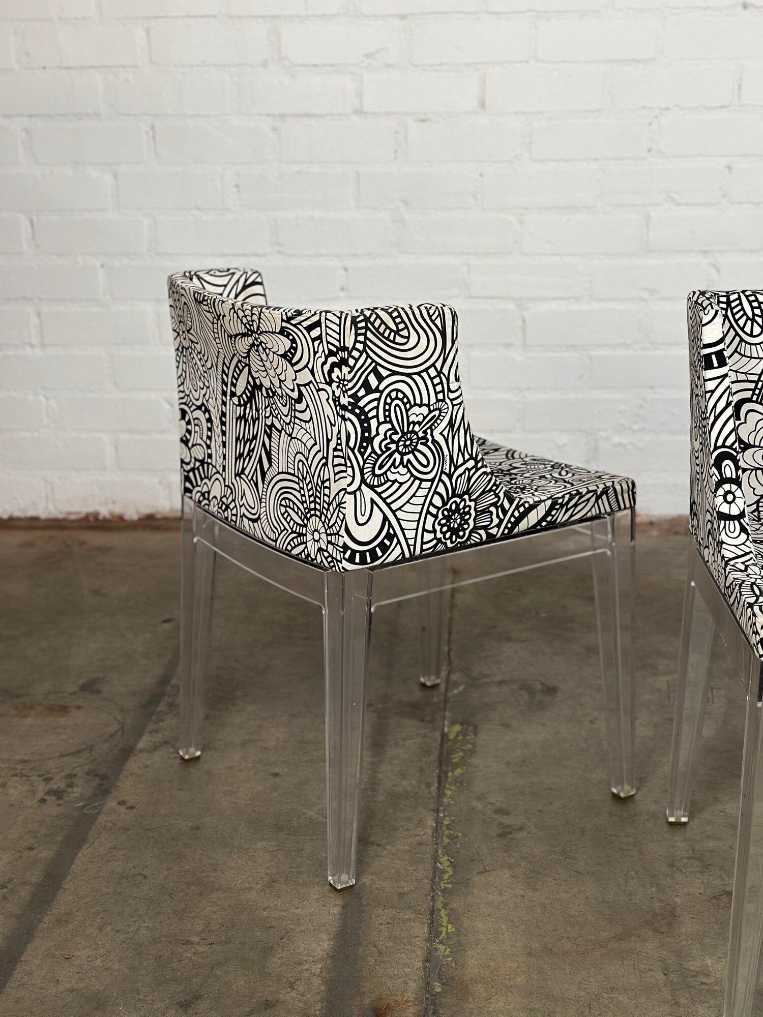 Measures: W20 D18 H19 SW19 SD16 SH18.5

Set of 4 dining chairs made by Kartell with lucite legs a fun printed pattern and foam throughout. The chairs are strong and sturdy in overall good condition.